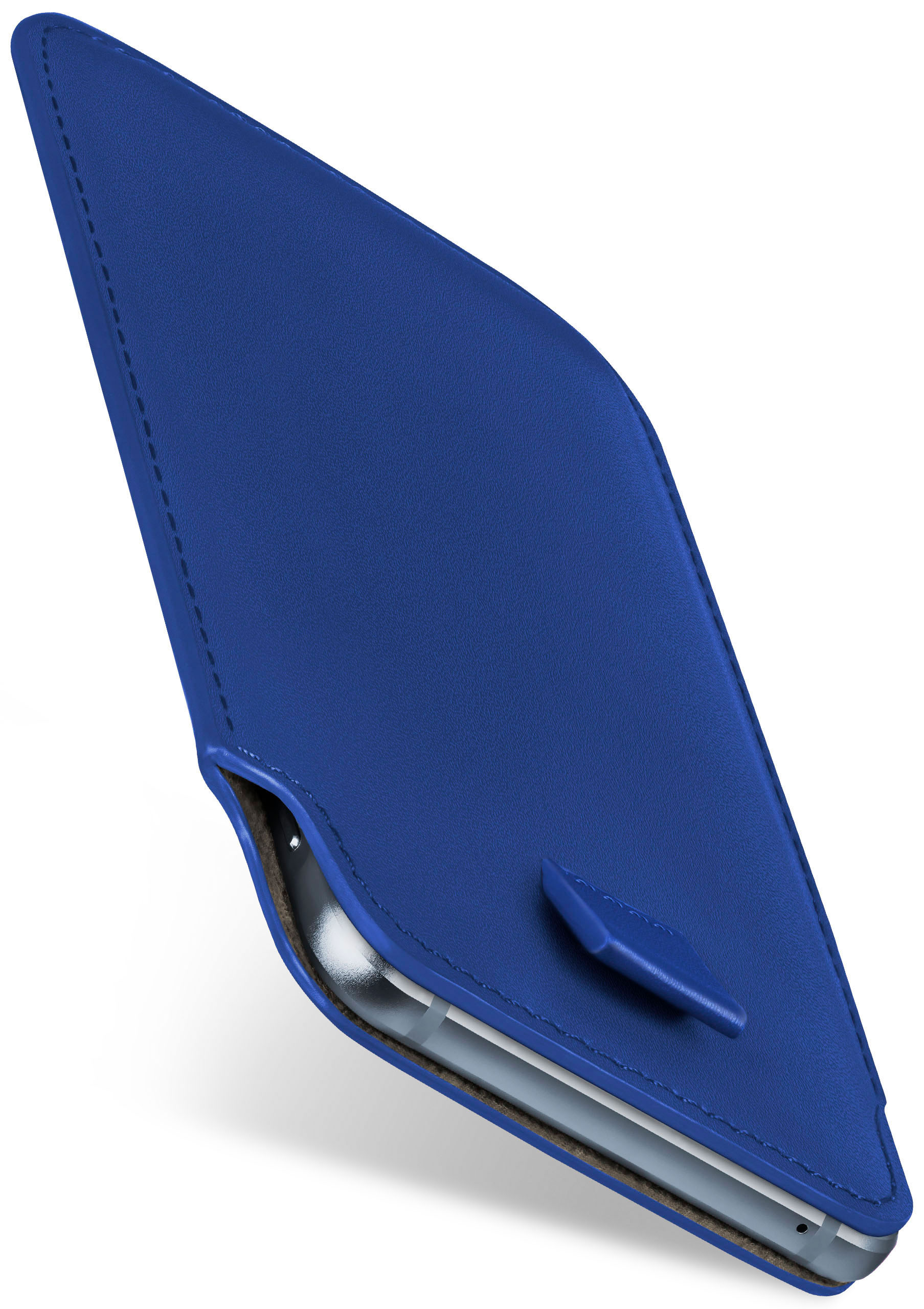 Blaue Handyhülle, Leder, angewinkelt, mit Laschenverschluss. Telefon innen sichtbar.