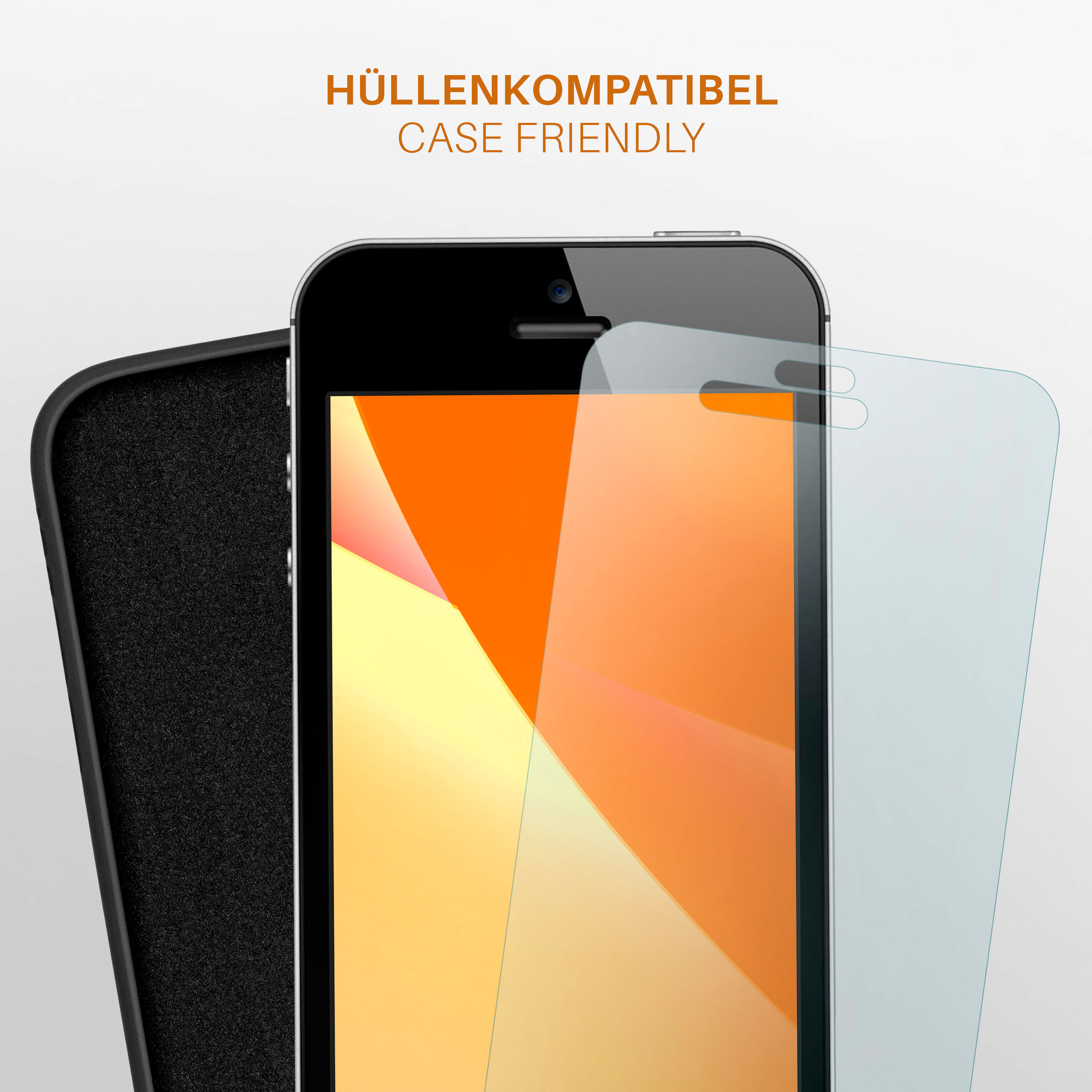 Ein Telefon, auf das eine Displayschutzfolie angebracht wird. Das Telefon befindet sich in einer Hülle. Weißer Hintergrund.