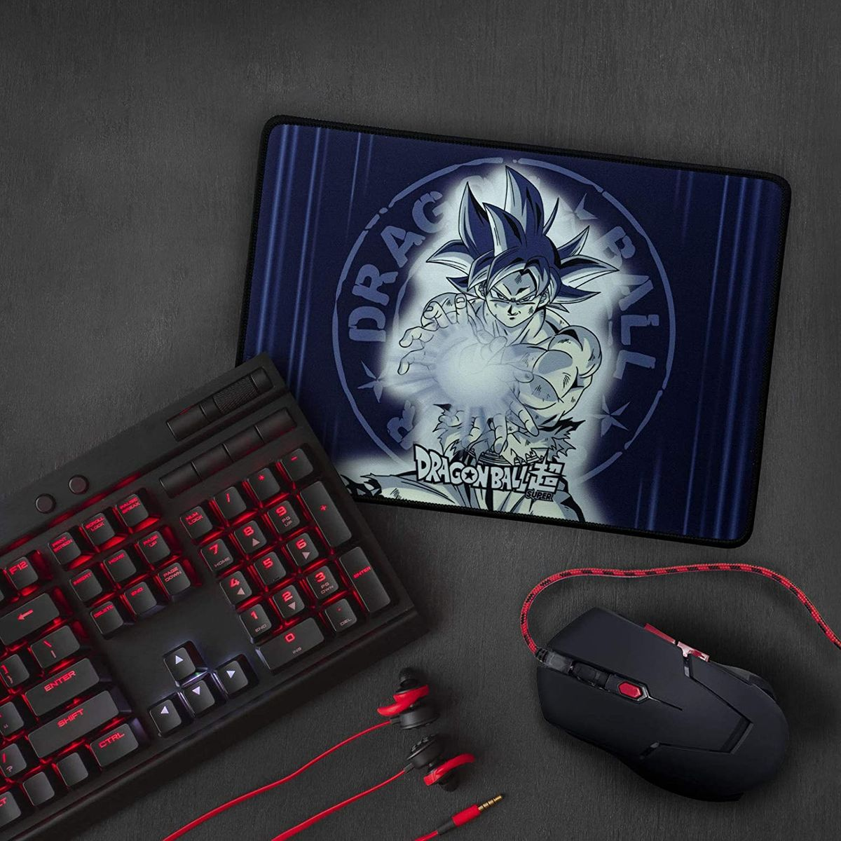 Configuration de jeu avec clavier, souris et tapis de souris Dragon Ball Z. Palette de couleurs rouge et noir.