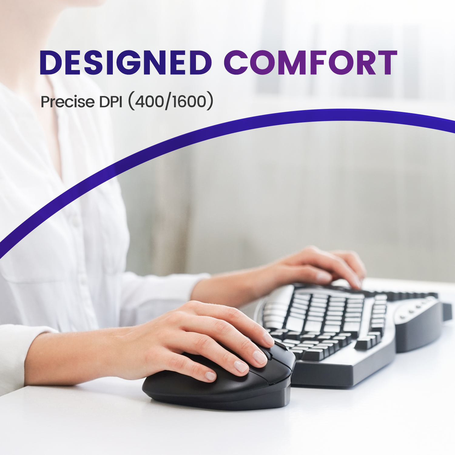 Eine Person benutzt eine schwarze Maus und eine geteilte ergonomische Tastatur.