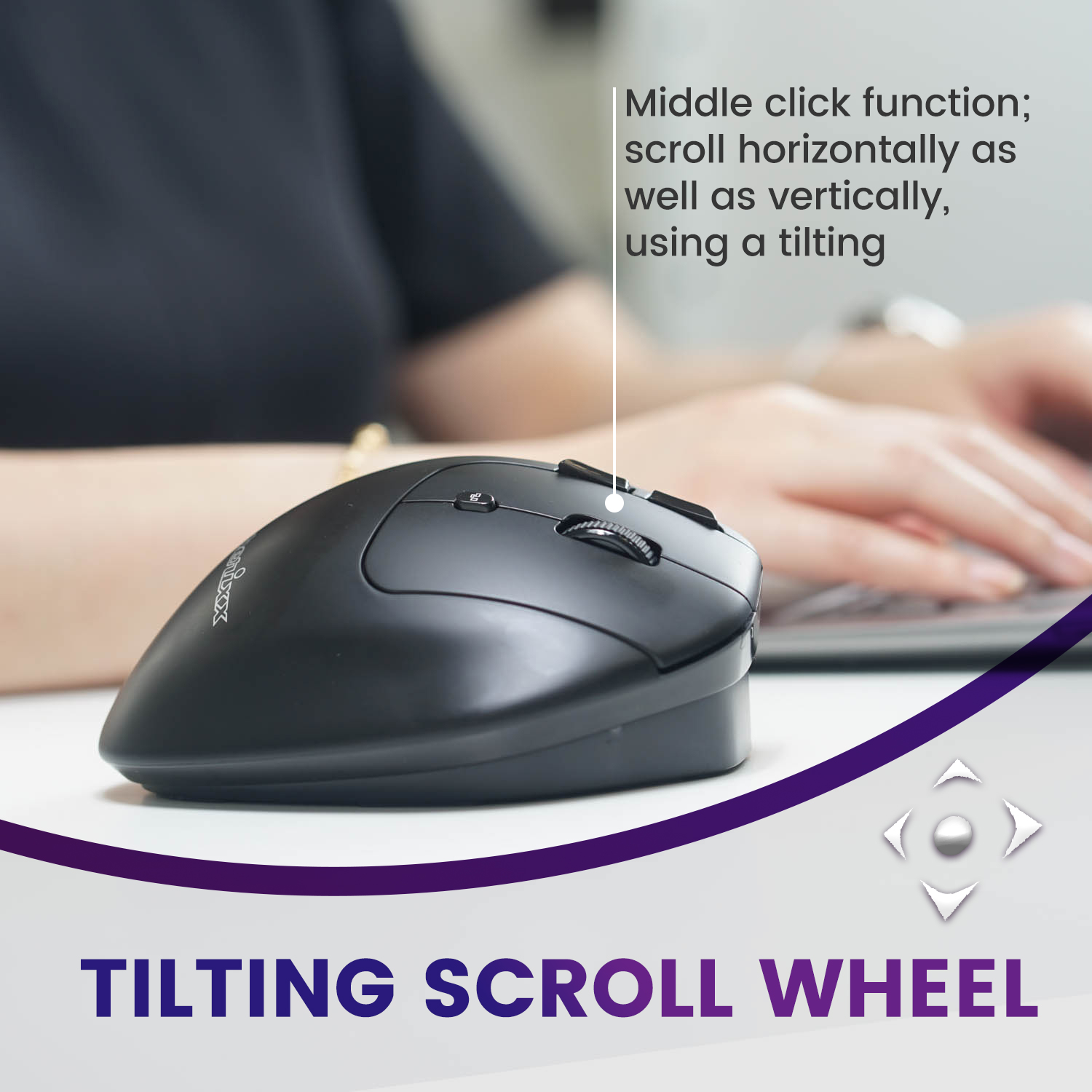 Eine schwarze ergonomische Maus. Sie liegt auf einem weißen Schreibtisch. Text 'TILTING SCROLL WHEEL'.