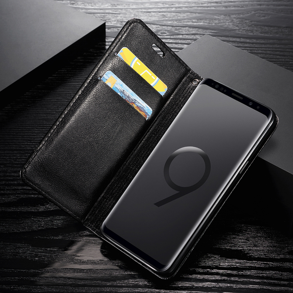 Schwarzes Telefon in einer schwarzen Lederhülle mit Kartenfächern. Das Telefon ist geöffnet.