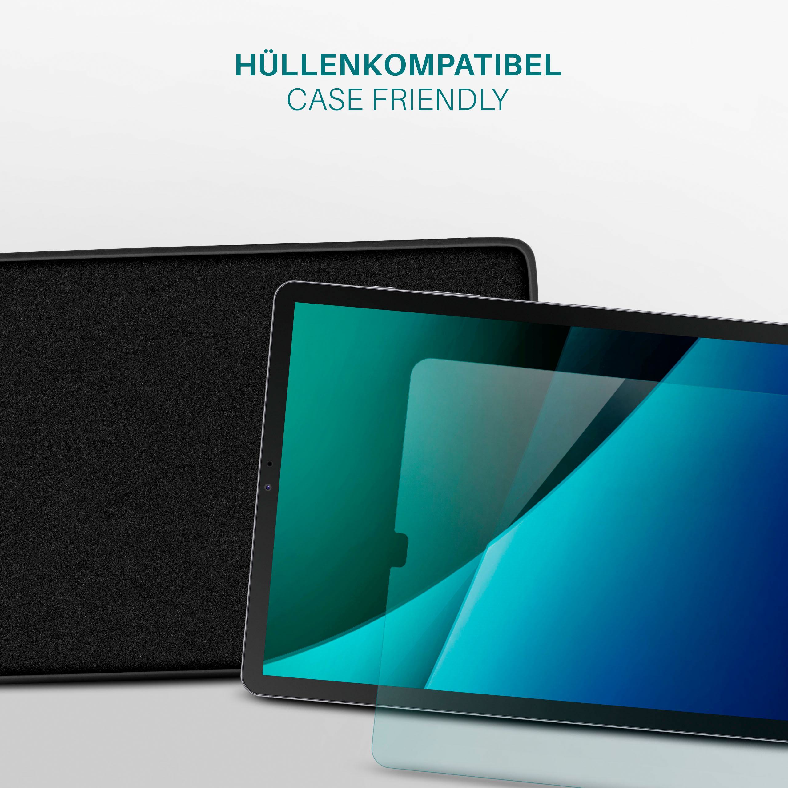 Tablethülle neben einem Tablet mit angebrachter Displayschutzfolie. Weißer Hintergrund.