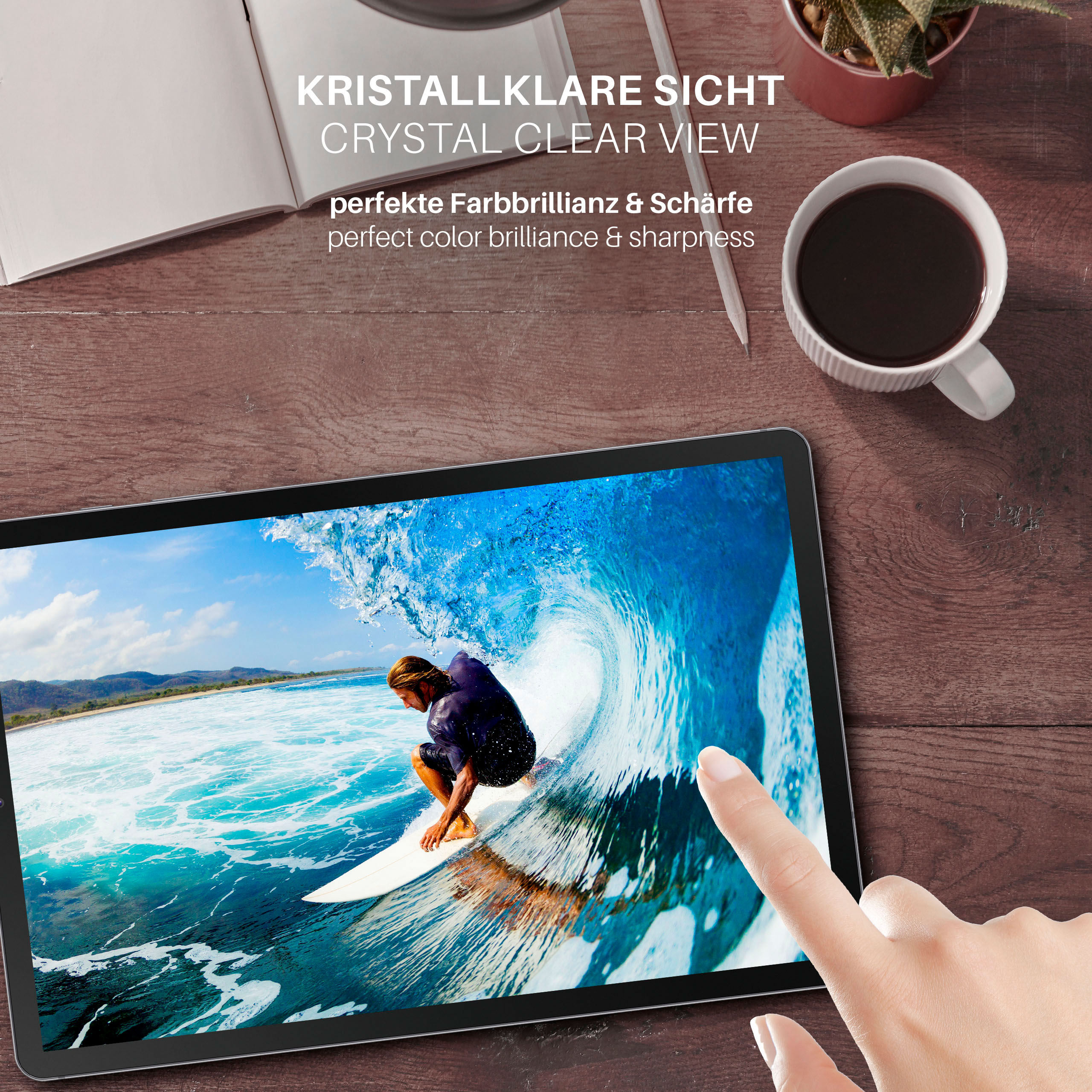 Ein Tablet zeigt einen Surfer, der eine Welle reitet. Ein Finger berührt den Bildschirm. Eine Tasse und ein Stift liegen auf einem Holztisch.
