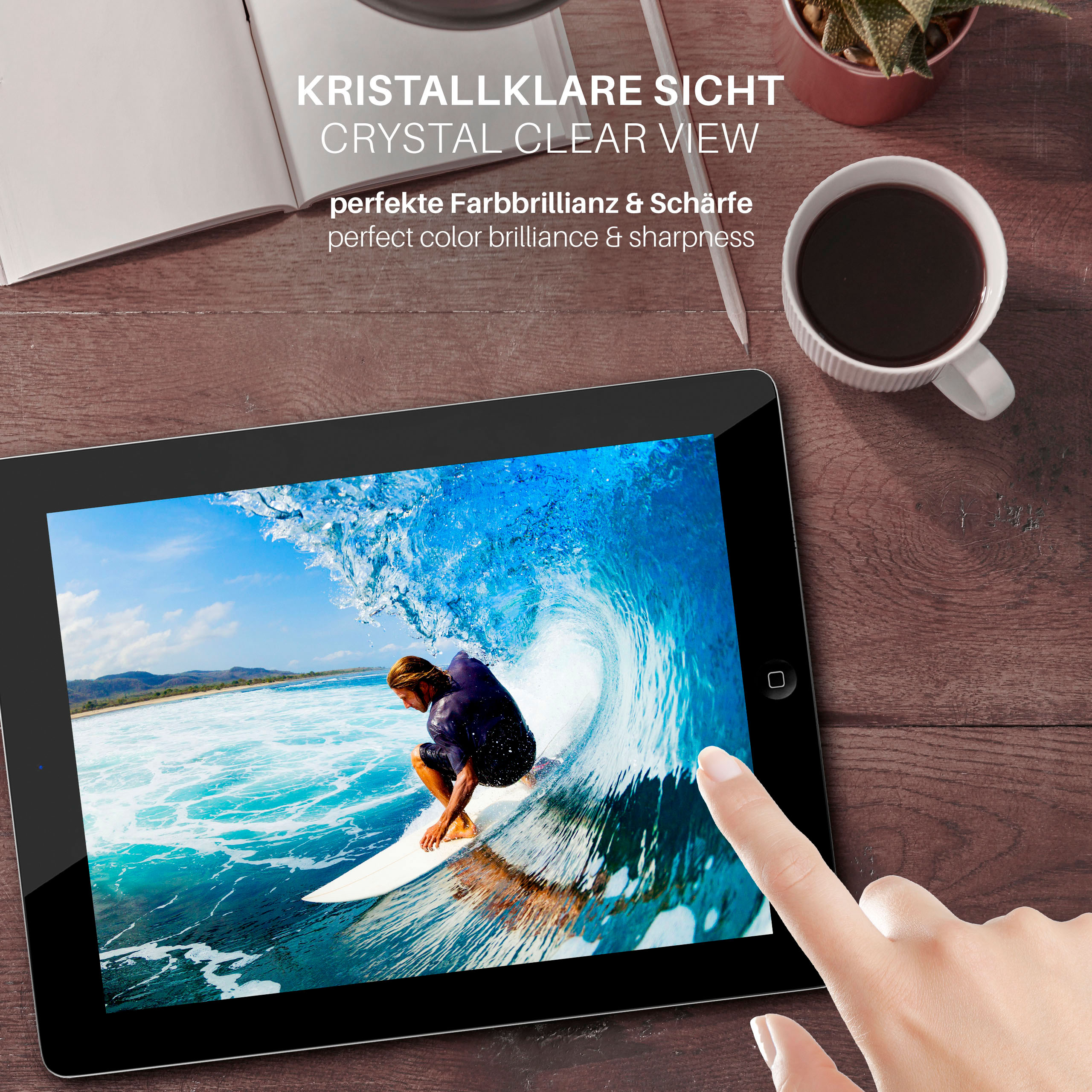 Eine Person berührt ein Tablet, das einen Surfer auf einer Welle zeigt. Hintergrund: Holzoberfläche.