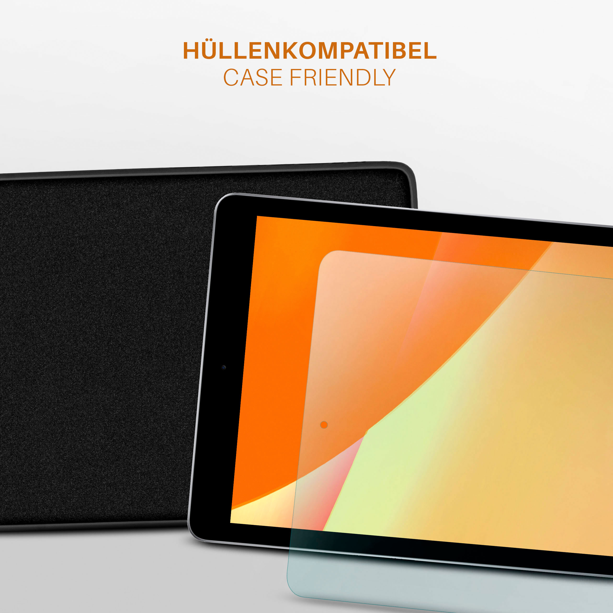 Tablet mit orangefarbenem Bildschirm, Hülle im Hintergrund und Displayschutz.