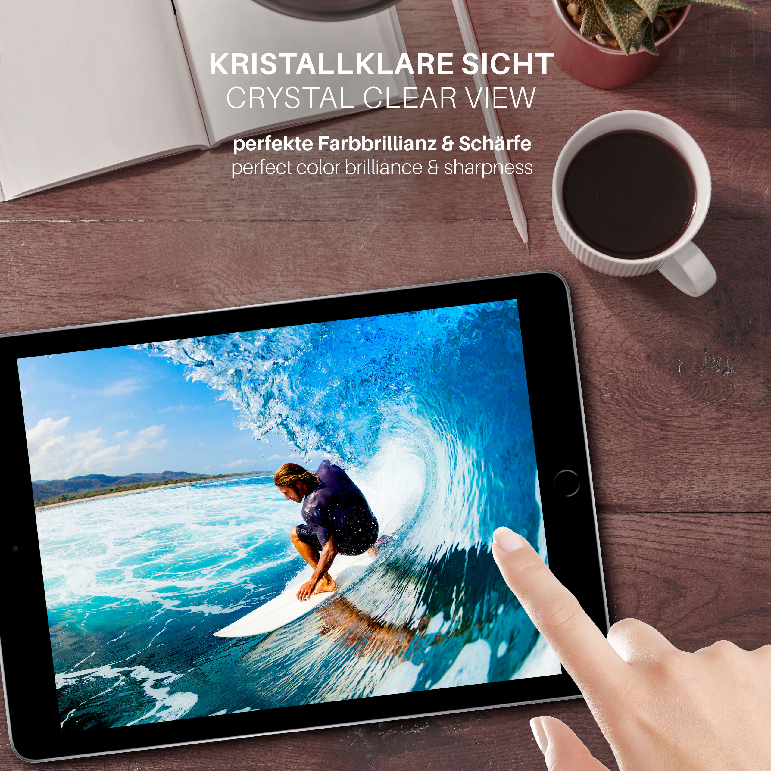 Ein Tablet mit einem Surfer auf einer Welle. Eine Hand berührt den Bildschirm. Eine Tasse und eine Pflanze sind sichtbar.