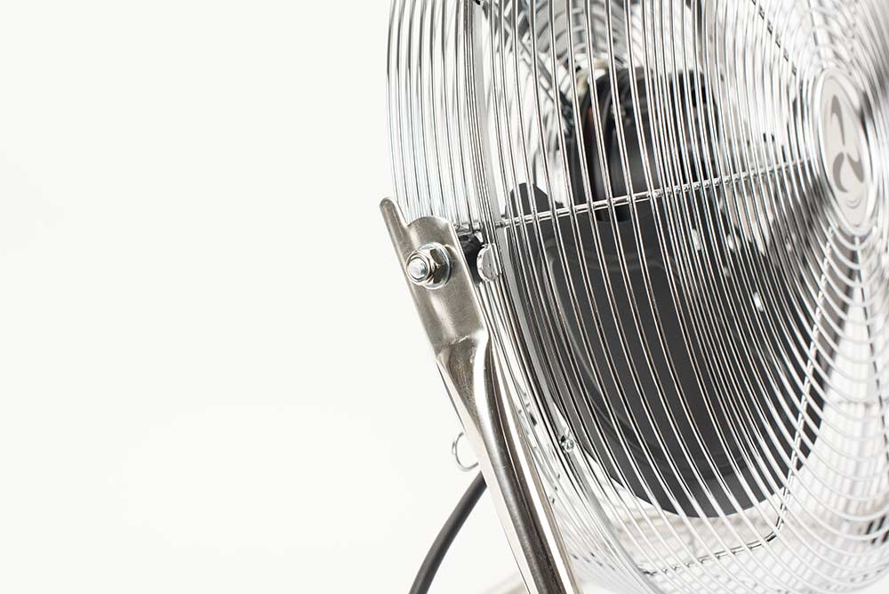 Chrom-Ventilator mit schwarzem Mittelteil und Flügeln auf weißem Hintergrund.