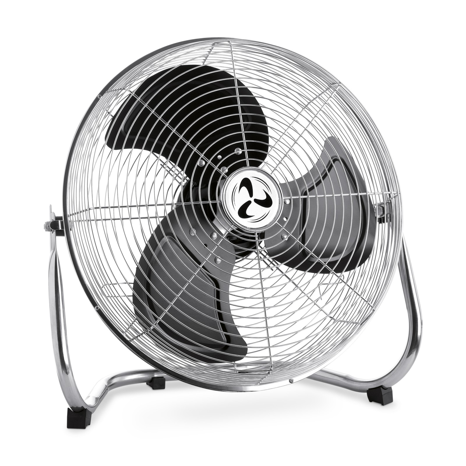 Ein silberner Metallventilator mit schwarzen Blättern auf weißem Hintergrund.