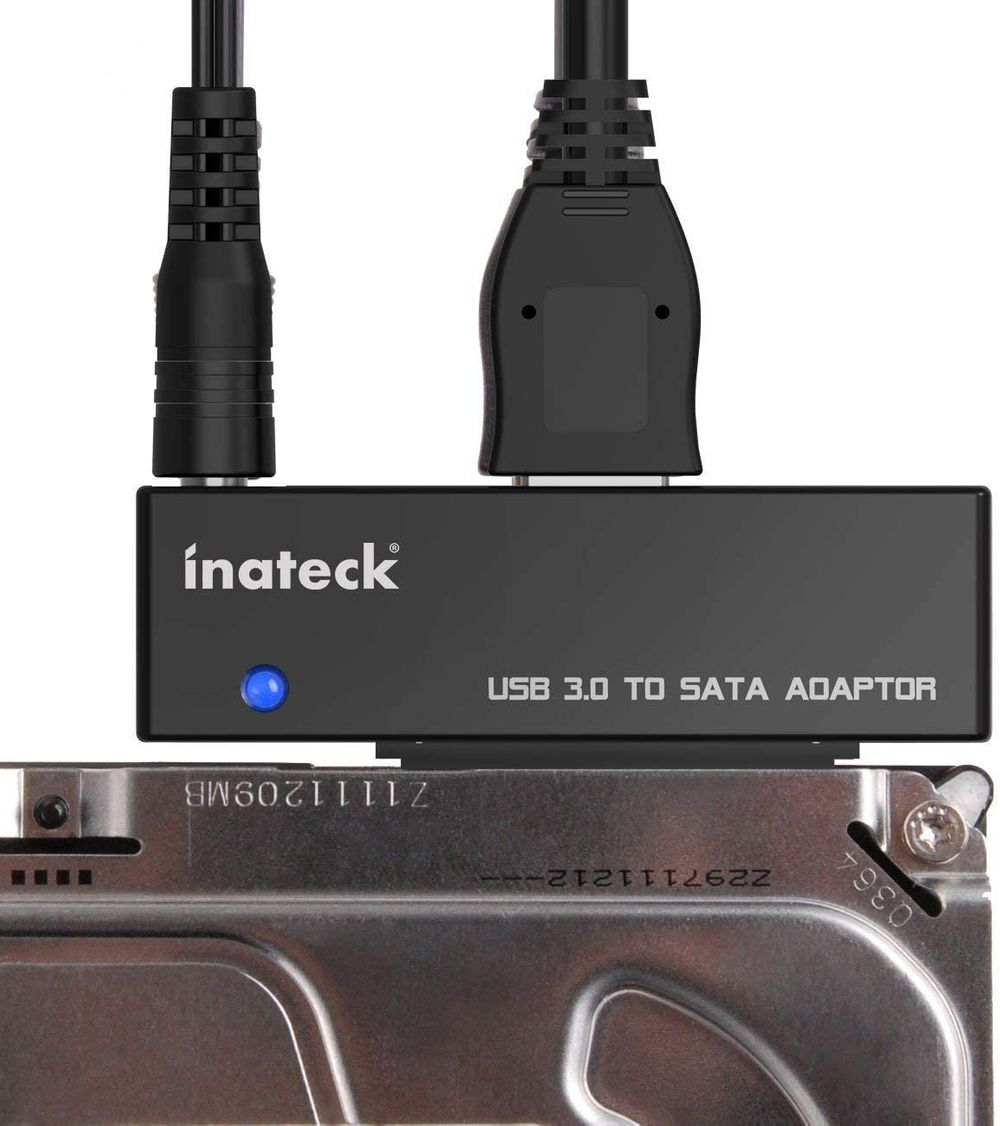 Schwarzer USB 3.0-zu-SATA-Adapter, an Festplatte angeschlossen.