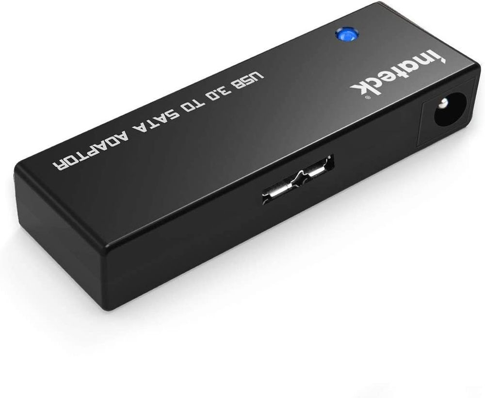 Schwarzer USB 3.0 zu SATA Adapter. Text: USB 3.0 zu SATA Adapter. Blaue LED-Leuchte. Weißer Hintergrund.