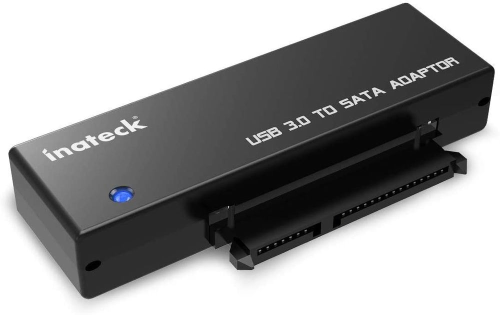 Ein schwarzer USB 3.0-zu-SATA-Adapter mit blauem Licht. Der Markenname inateck ist sichtbar.