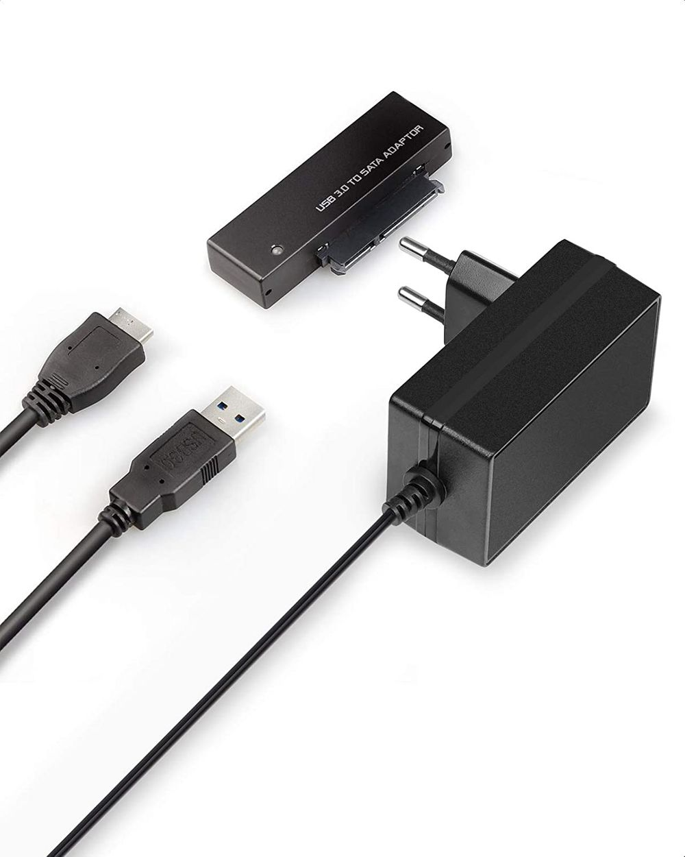 Ein Adapter- und Ladegerät-Set mit USB-Kabeln. Das Set befindet sich auf einer weißen Oberfläche.
