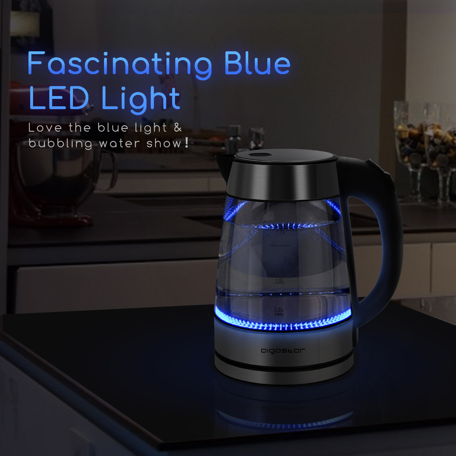 Gläserner Wasserkocher mit blauen LED-Leuchten auf schwarzer Oberfläche. Text: Faszinierendes blaues LED-Licht.