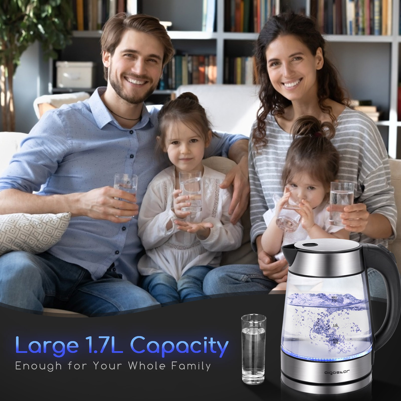 Familie mit einem Glaskessel. Vierköpfige Familie, lächelnd, hält Wassergläser.
