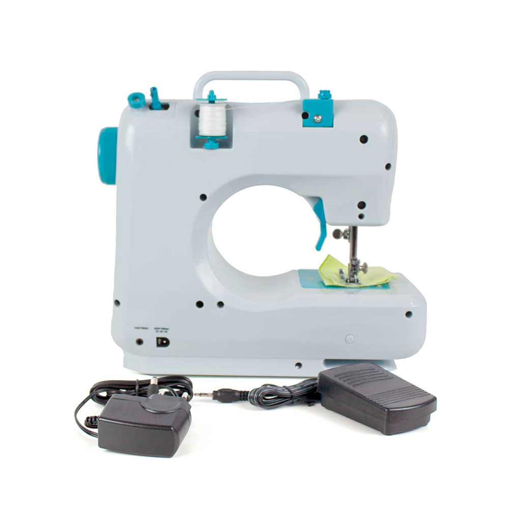 Maszyna do szycia z pedałem nożnym i przewodem zasilającym na białym tle.