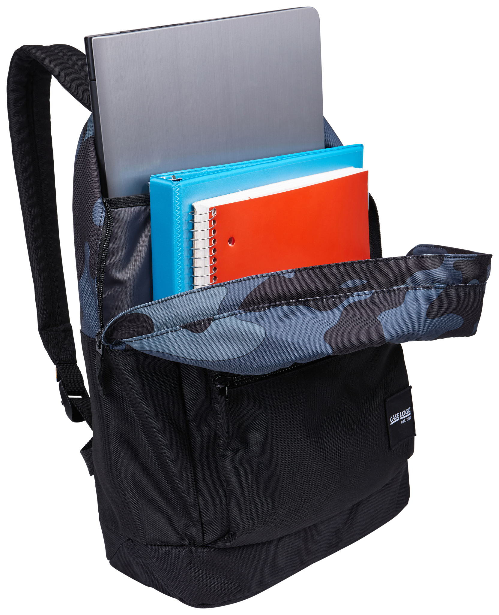 Offener Rucksack mit Laptop, Ordnern und Notizbuch. Tarnmuster auf der Vorderseite.