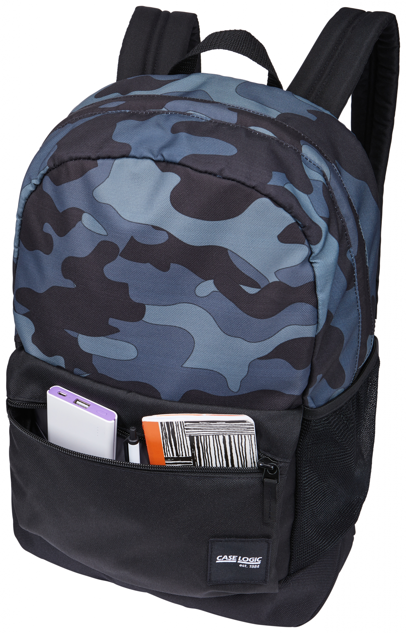 Ein blauer Camouflage-Rucksack mit Vordertasche, die eine Powerbank und ein Notizbuch enthält.