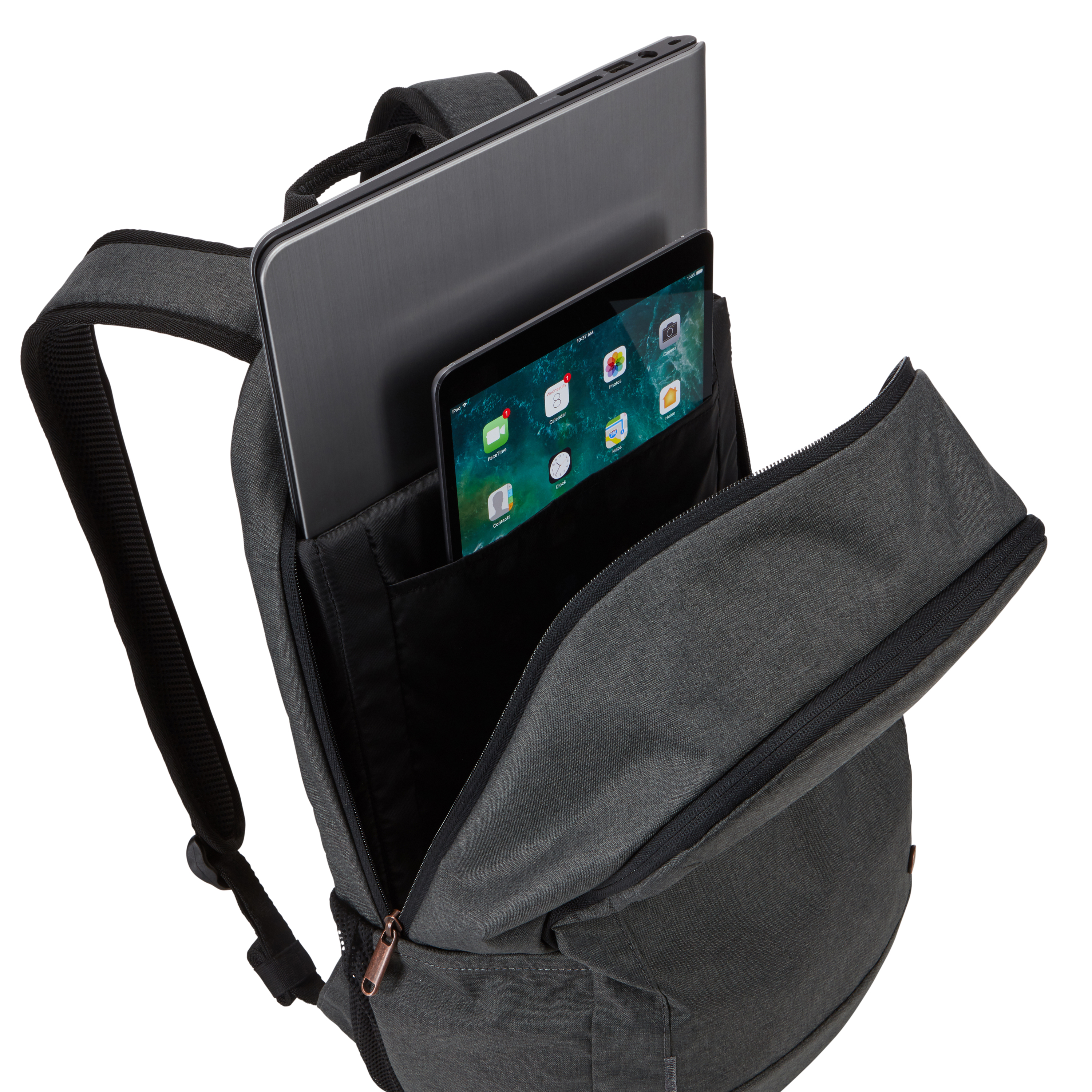 Grauer Rucksack mit Laptop und Tablet im Inneren. Der Rucksack ist offen und zeigt die Fächer.