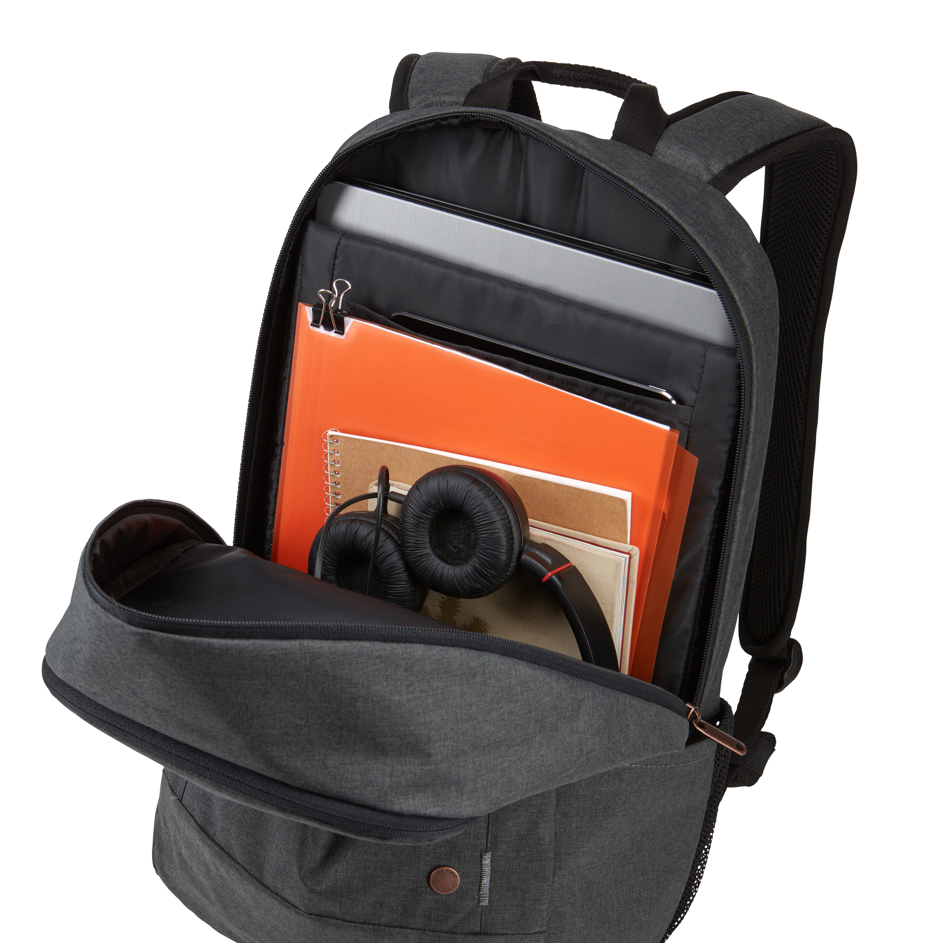 Ein offener Rucksack, der einen Laptop, Bücher, Kopfhörer und andere Gegenstände zeigt.