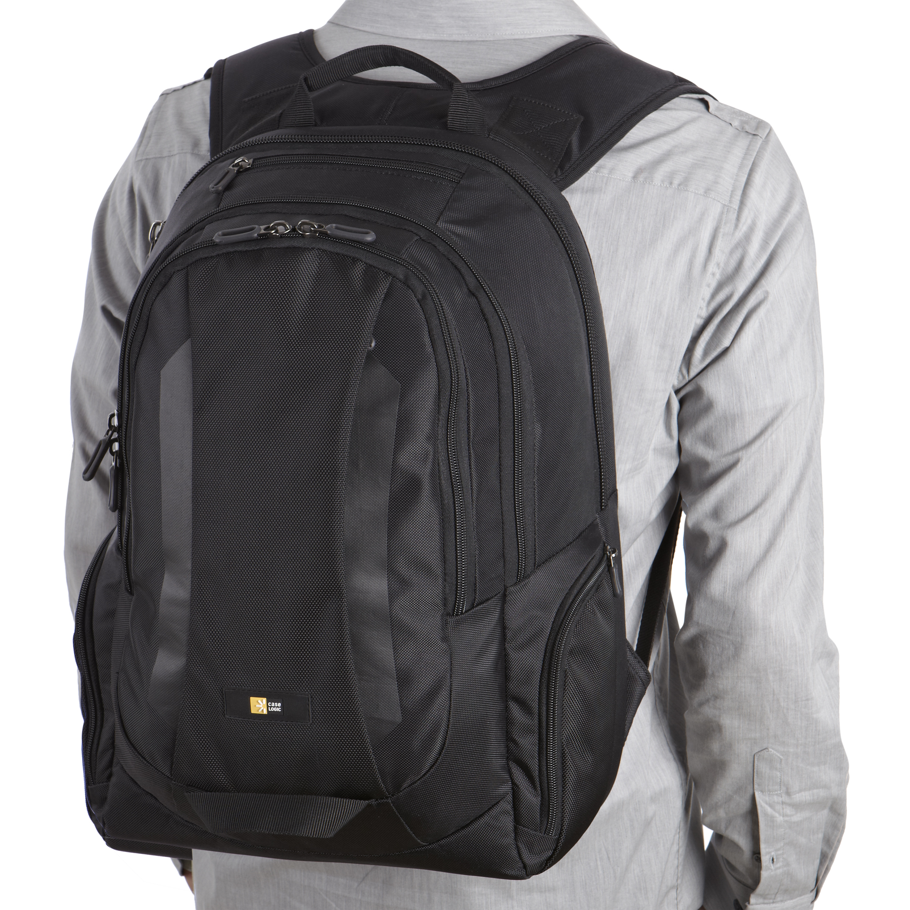 Ein Mann mit einem schwarzen Rucksack vor weißem Hintergrund.