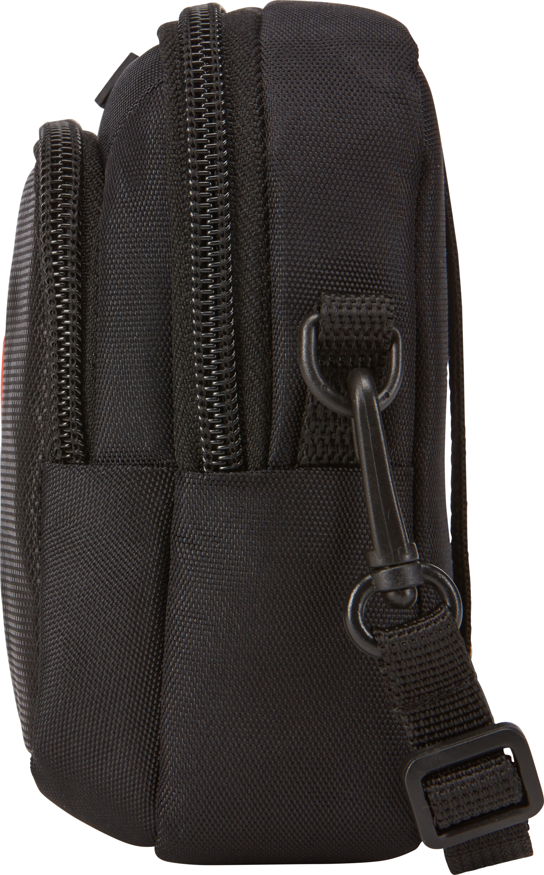 Eine schwarze Kameratasche mit Reißverschluss und Trageriemen. Die Tasche ist für das Tragen einer Kamera konzipiert.