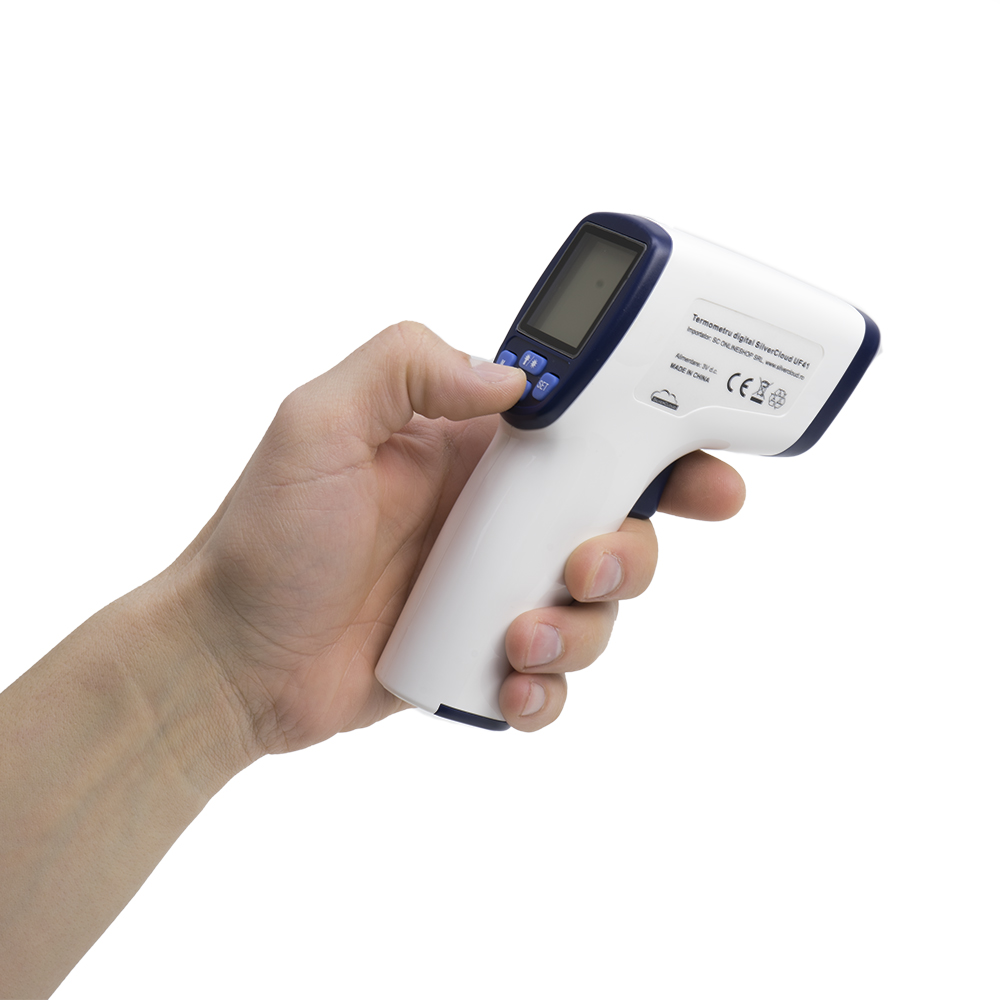 Eine Hand hält ein weiß-blaues digitales Thermometer.