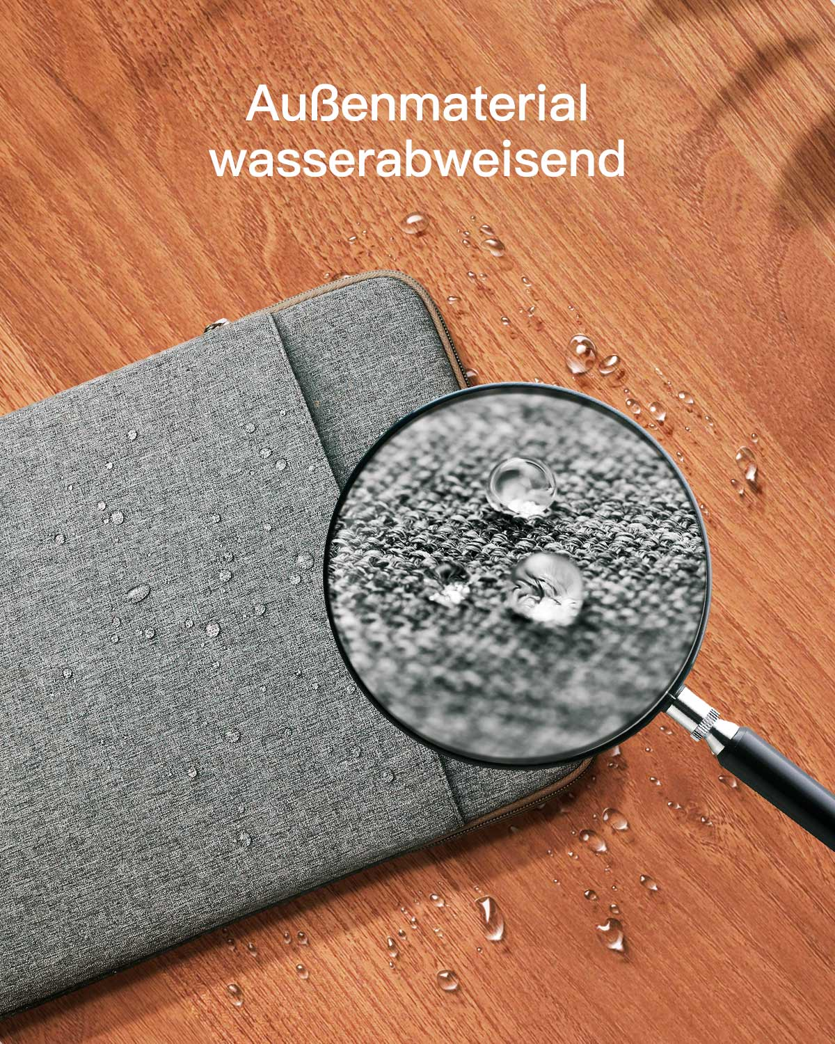 Nahaufnahme einer grauen Laptoptasche mit Wassertropfen. Lupe zeigt Textur.