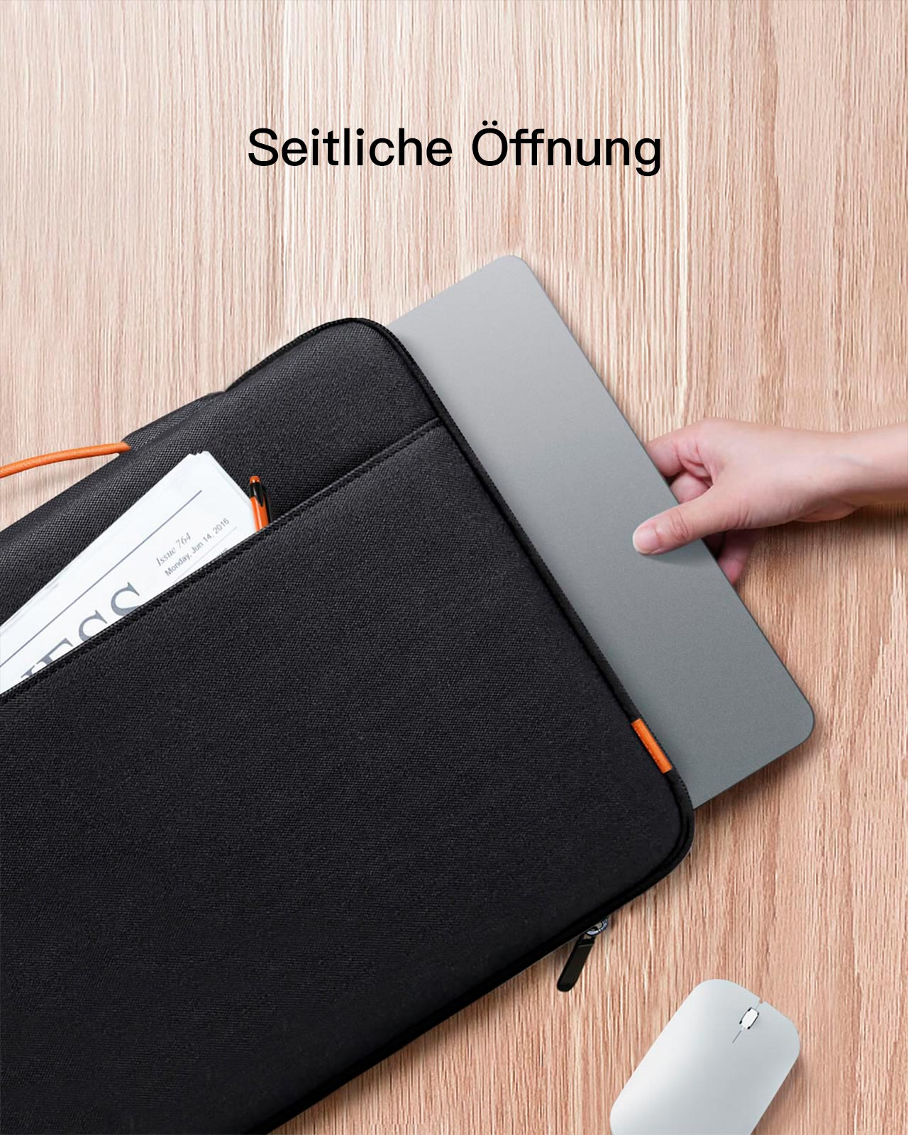 Person steckt Laptop in schwarze Hülle. Holztisch, mit einer weißen Maus und einem Dokument.