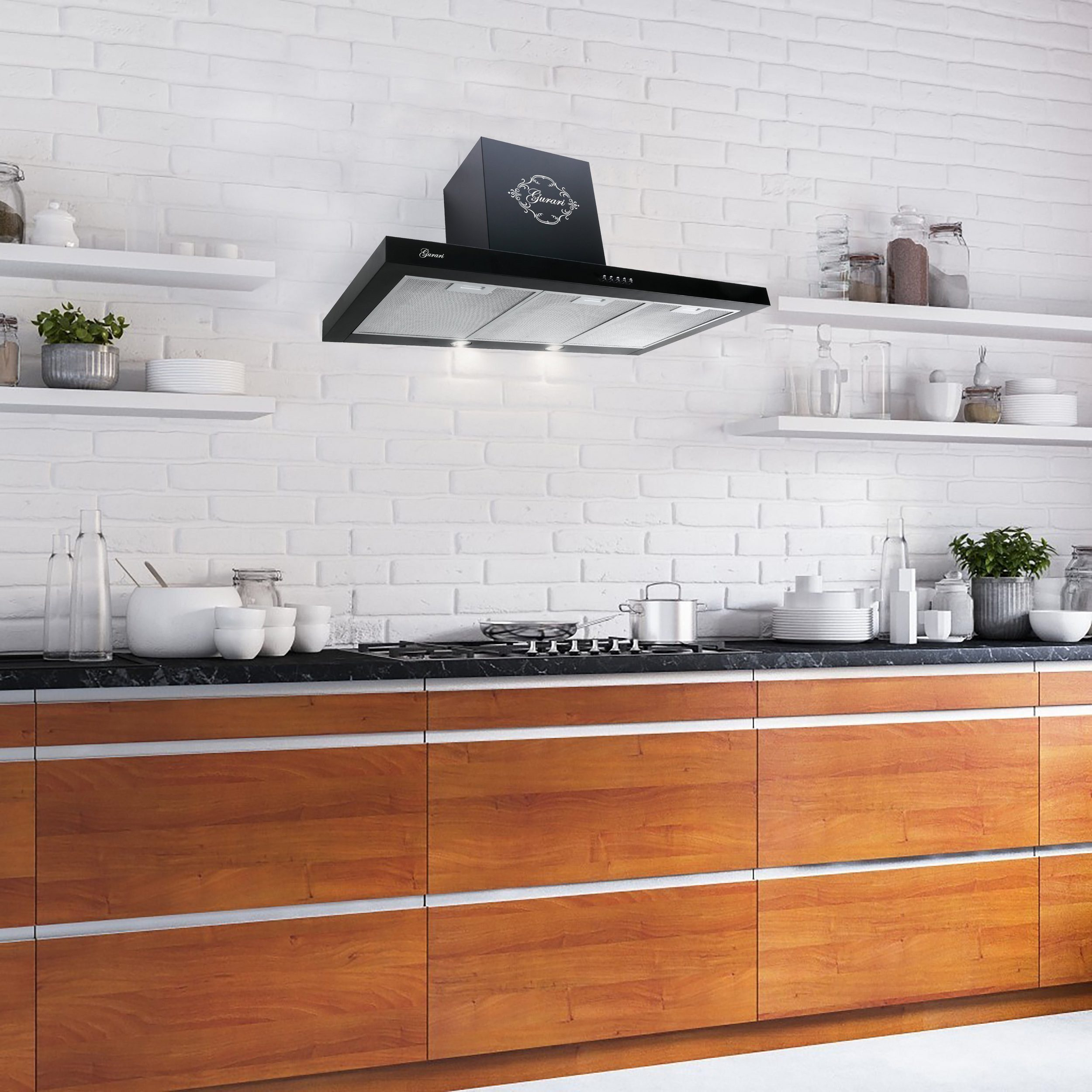 Cocina con campana extractora negra, gabinetes de madera y estantes blancos con objetos.