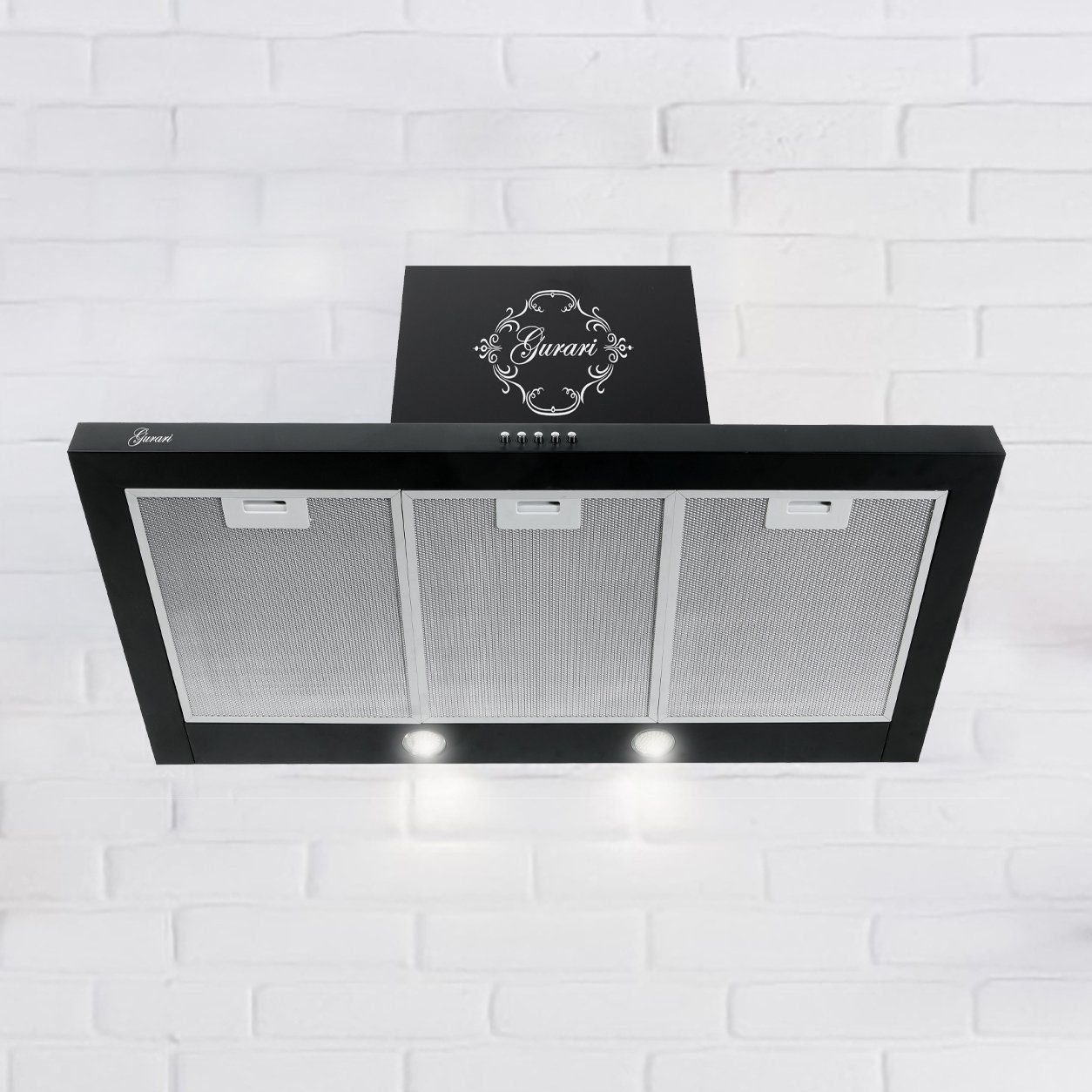 Campana extractora negra con luces y fondo de pared de ladrillo blanco.