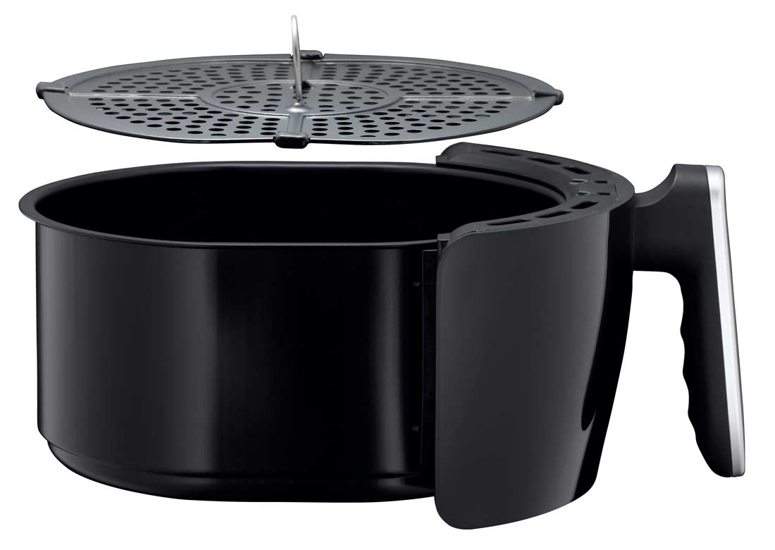 Schwarzer Airfryer-Korb mit Metallrost. Weißer Hintergrund.