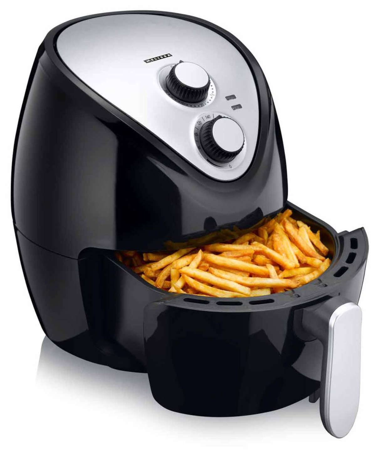 Schwarze Heißluftfritteuse mit einem Korb voller Pommes Frites. Silberne Details und zwei Drehregler oben sind sichtbar.