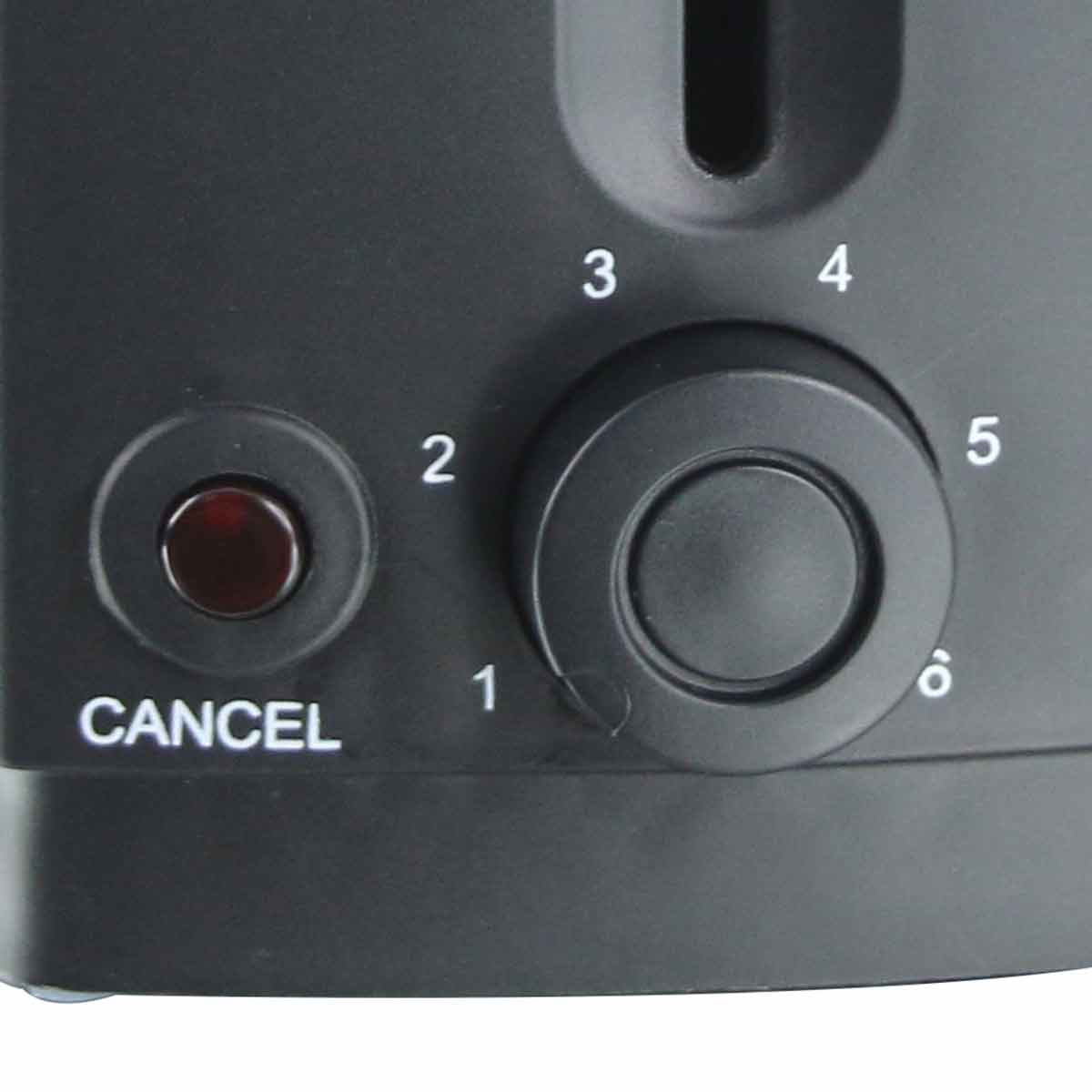 Nahaufnahme eines Toaster-Bedienfelds mit Drehknopf und Abbruchtaste.