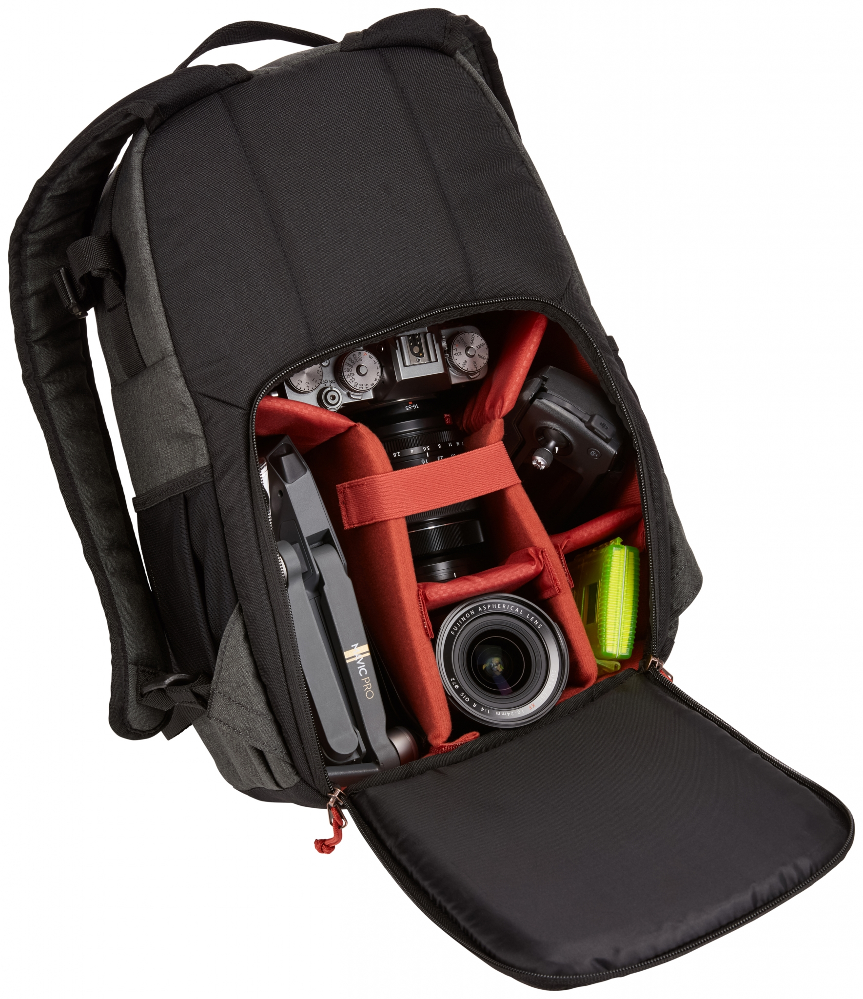 Zaino per fotocamera nero e grigio aperto. All'interno, una fotocamera, un obiettivo, un drone e accessori sono visibili.