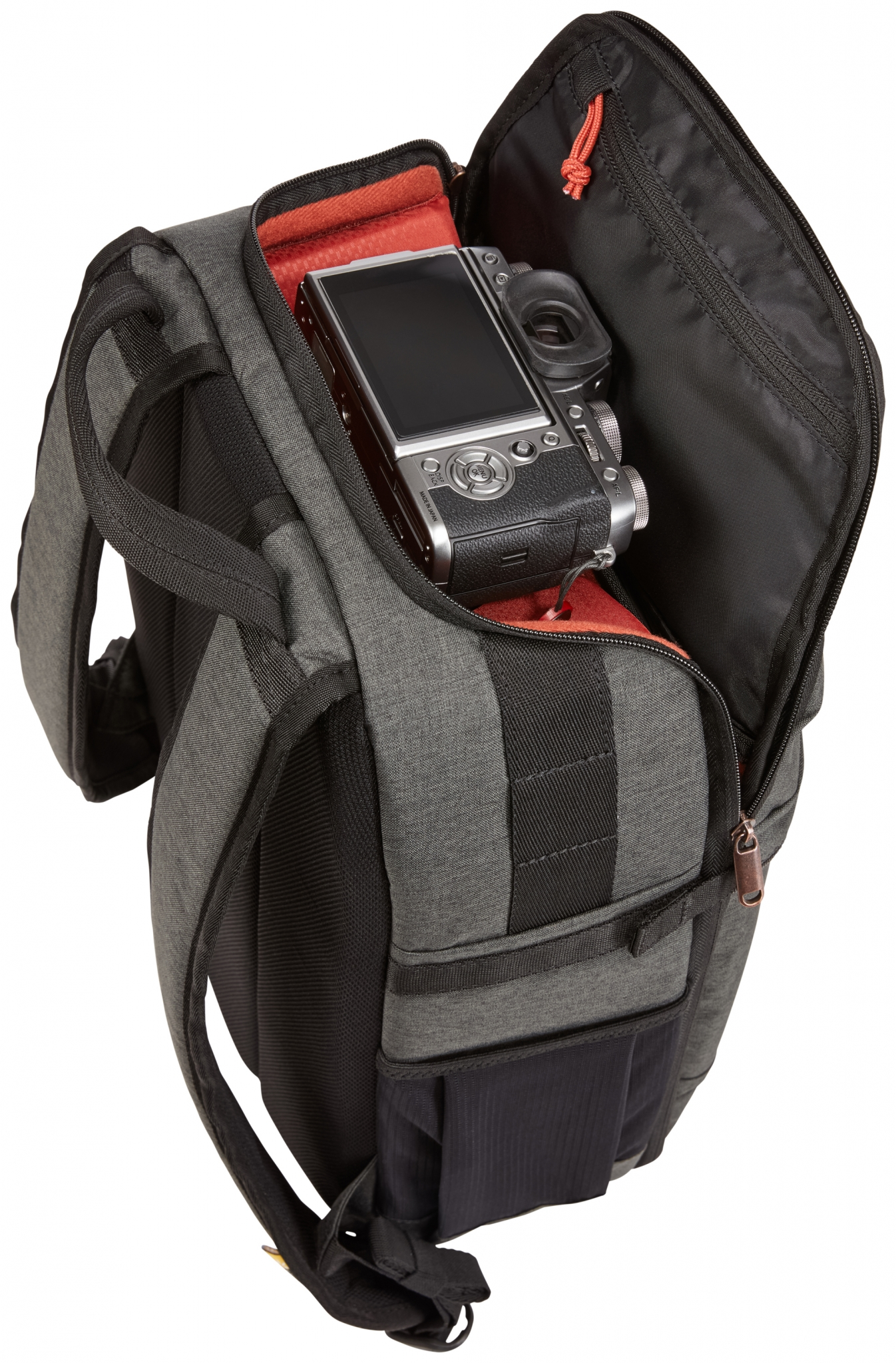 Offener grauer Rucksack mit Kamera im Inneren. Roter Innenraum.