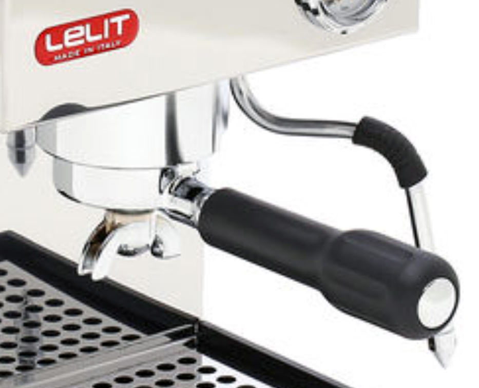 Zbliżenie portafiltra ekspresu do kawy z czarnym uchwytem i logo 'LELIT'.