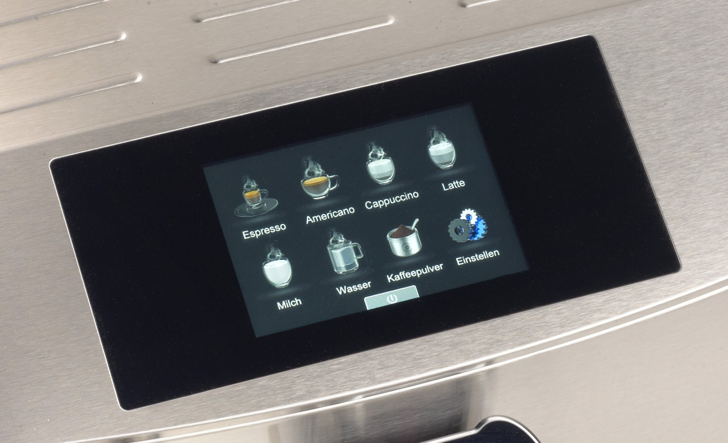 Nahaufnahme eines Touchscreens einer Kaffeemaschine mit Getränkeoptionen. Metalloberfläche.