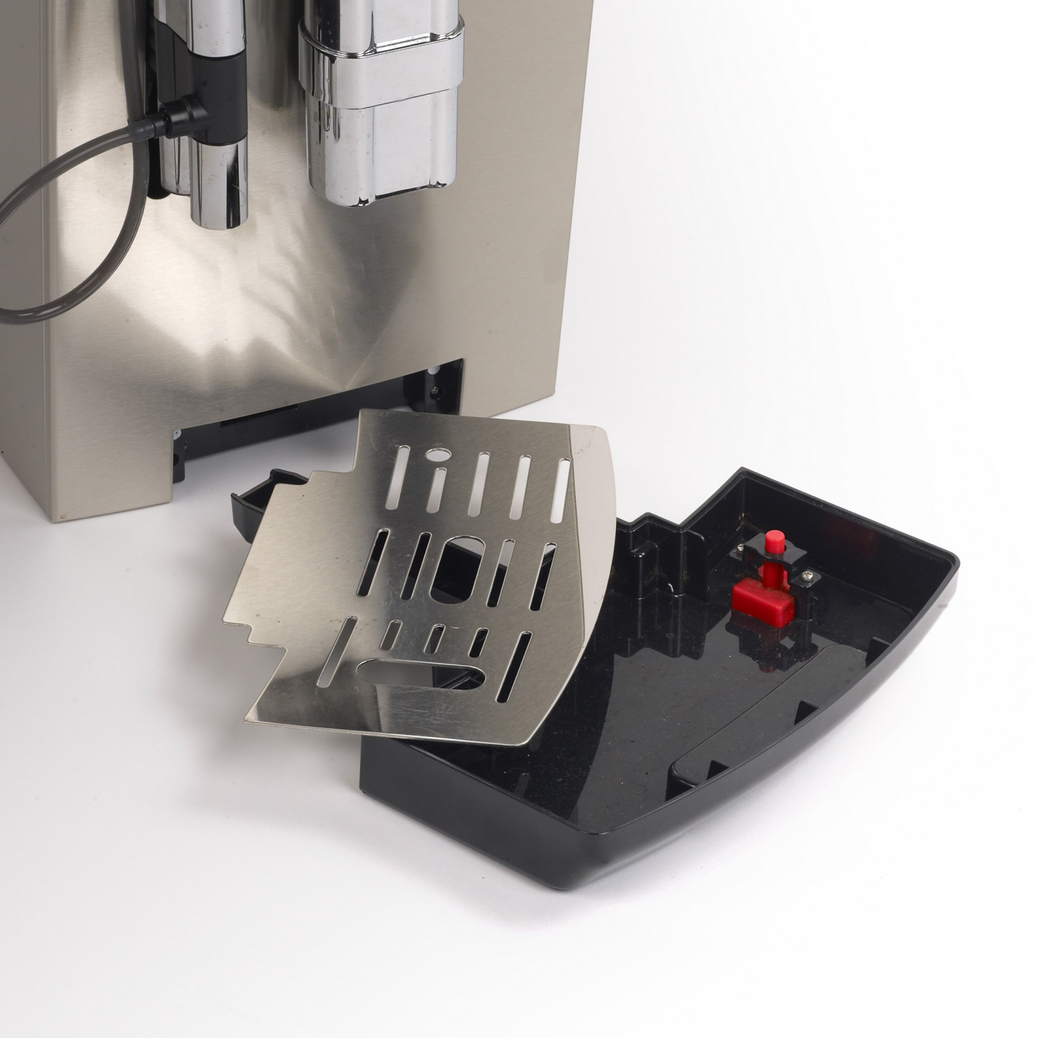 Teile einer silber-schwarzen Kaffeemaschine, mit Tropfschale und schwarzer Schale.