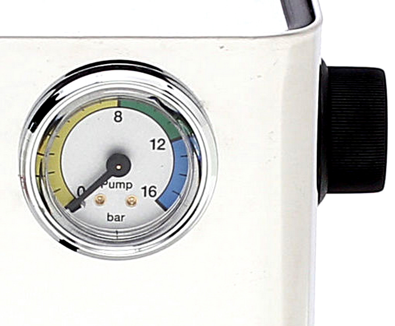 Nahaufnahme eines Manometerzifferblatts, das den Druck anzeigt.