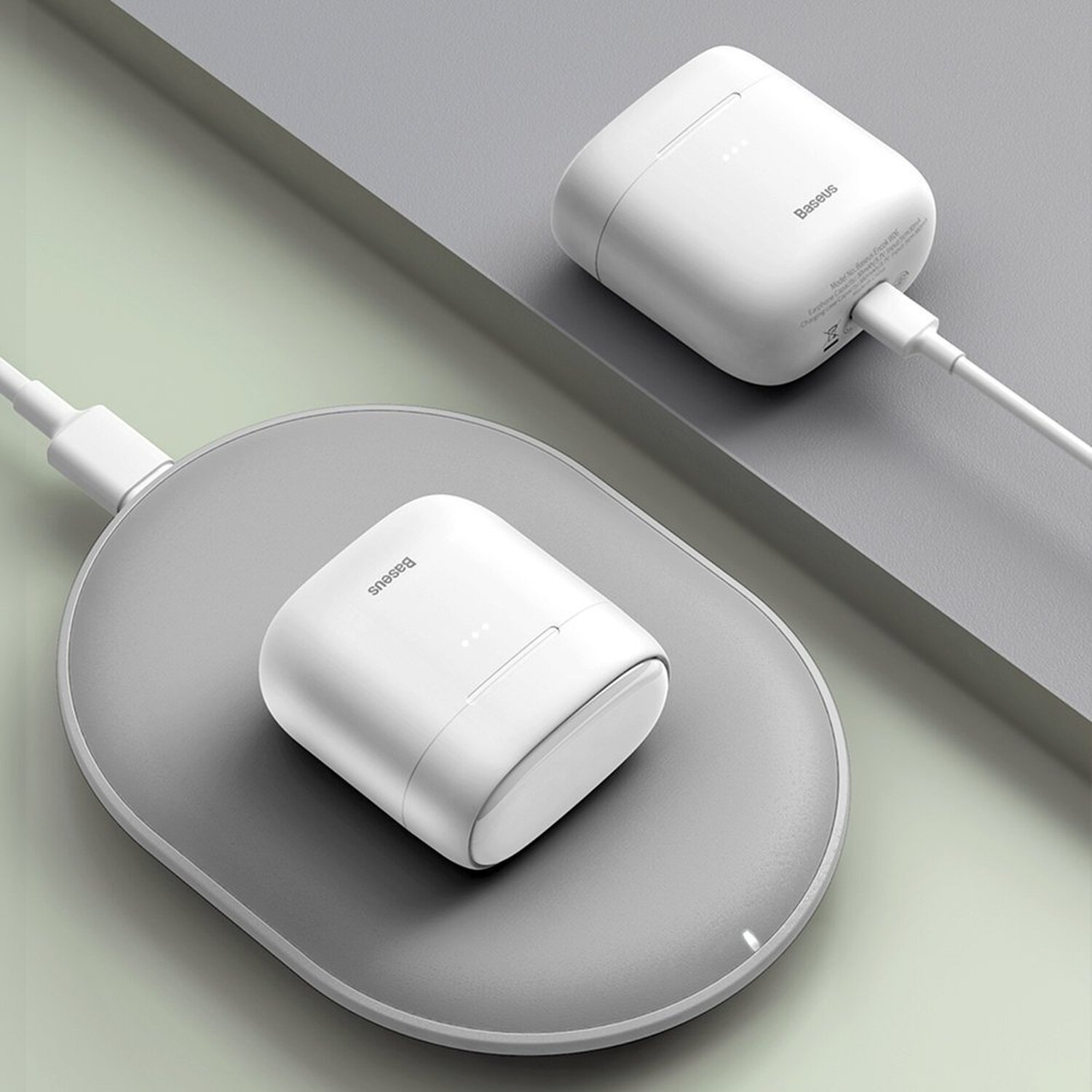 Kabelloses Ladegerät mit zwei weißen Lade-Pods.