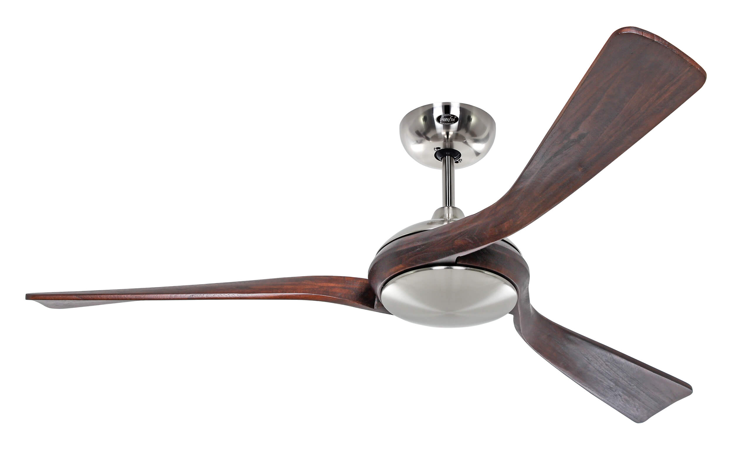 Ventilatore da soffitto con tre pale in legno scuro e alloggiamento e palo del motore argentati. Sfondo bianco.