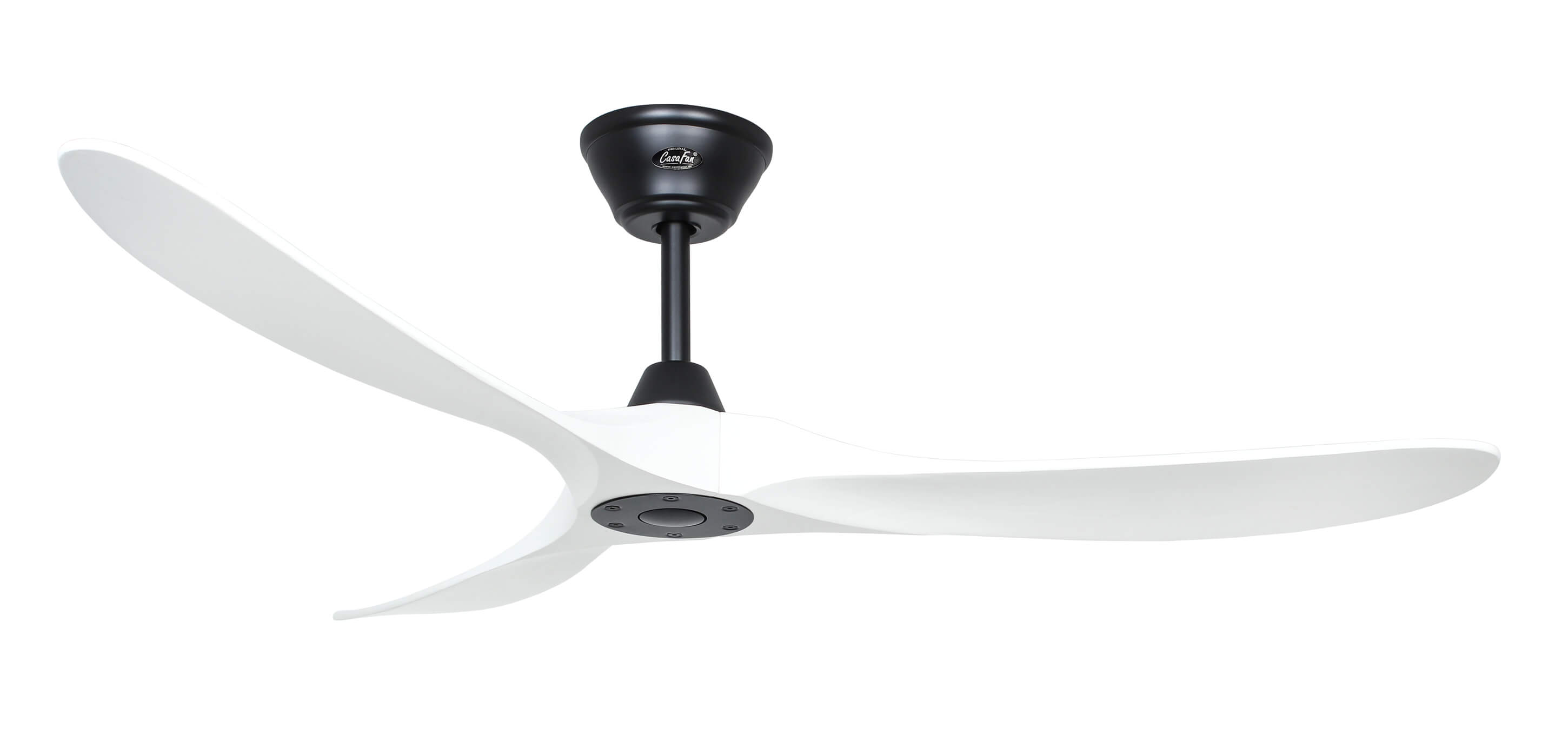 Ventilatore da soffitto bianco a tre pale, motore nero, su sfondo bianco.