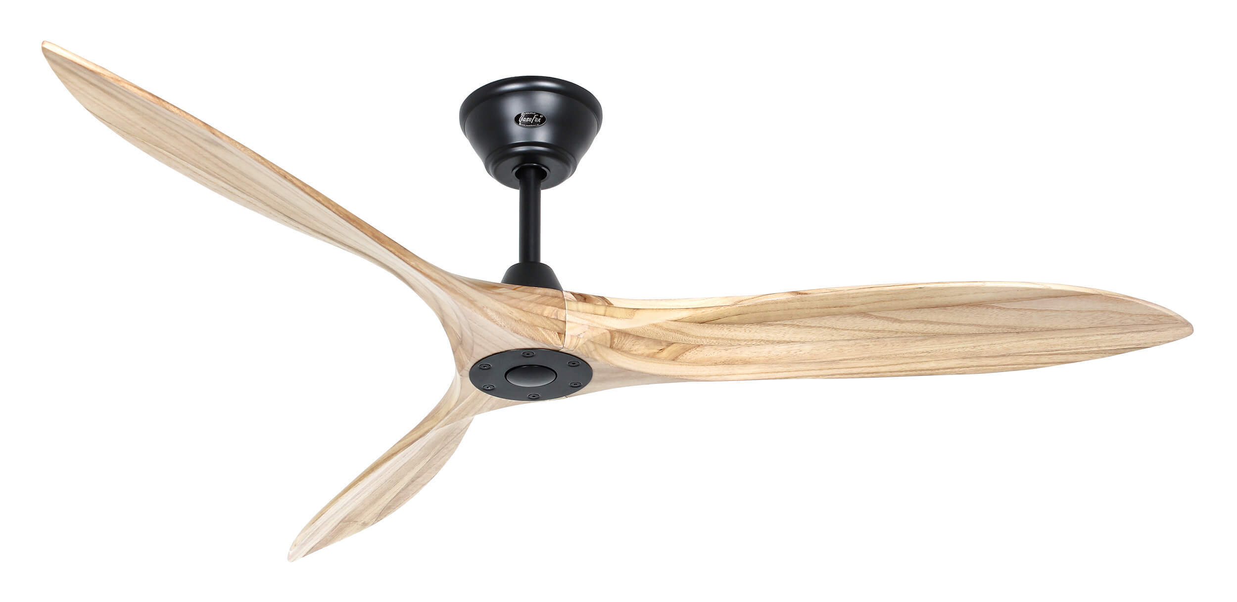 Ventilatore da soffitto in legno a tre pale, motore nero. Sfondo bianco.