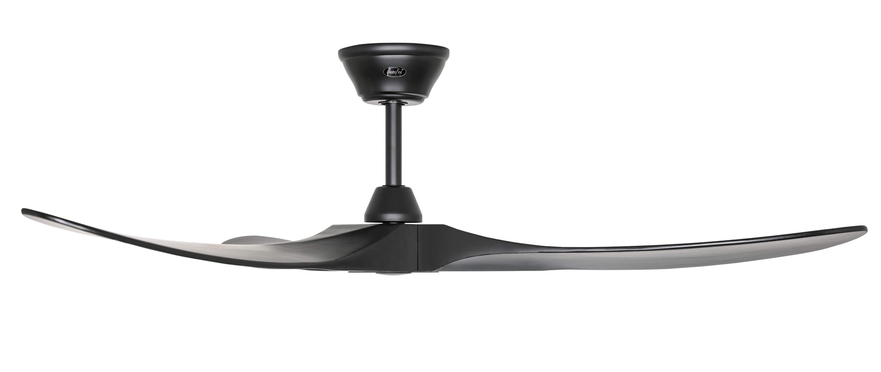 Ventilatore da soffitto nero con due pale curve. Sfondo bianco.