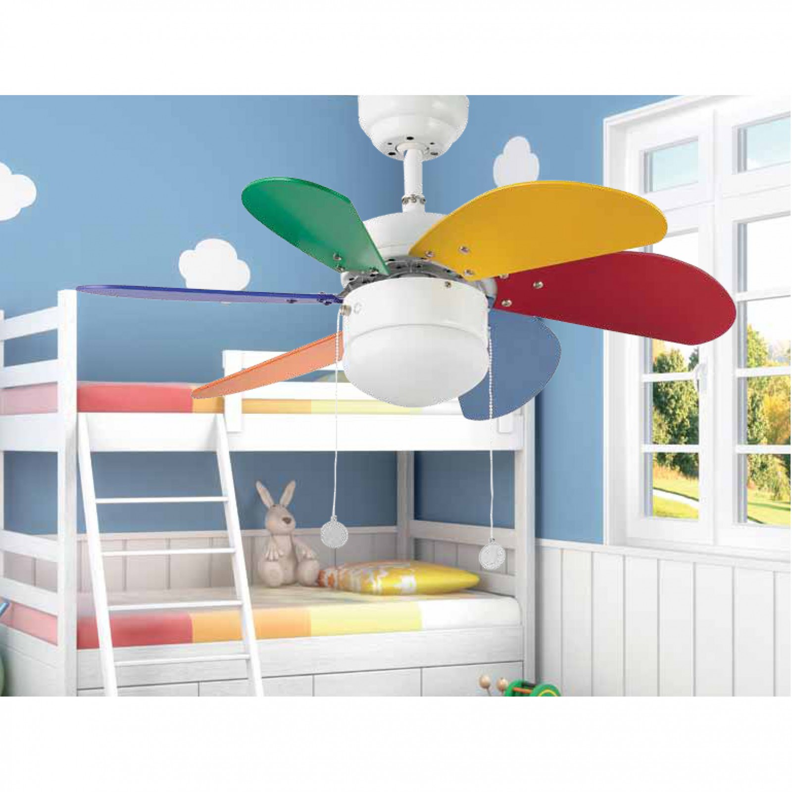 Stanza dei bambini con ventilatore a soffitto con pale multicolori. Letto a castello bianco, pareti blu, finestra.
