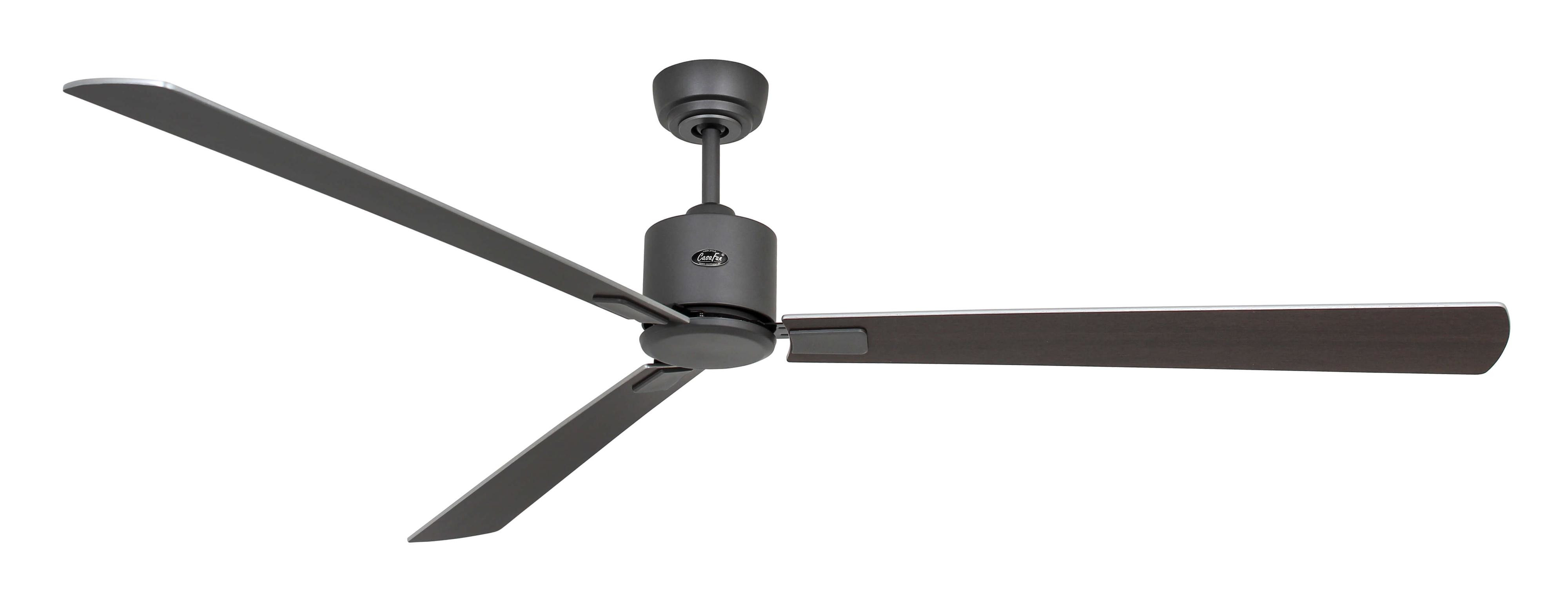 Dunkelgrauer Deckenventilator mit drei Flügeln. Weißer Hintergrund.
