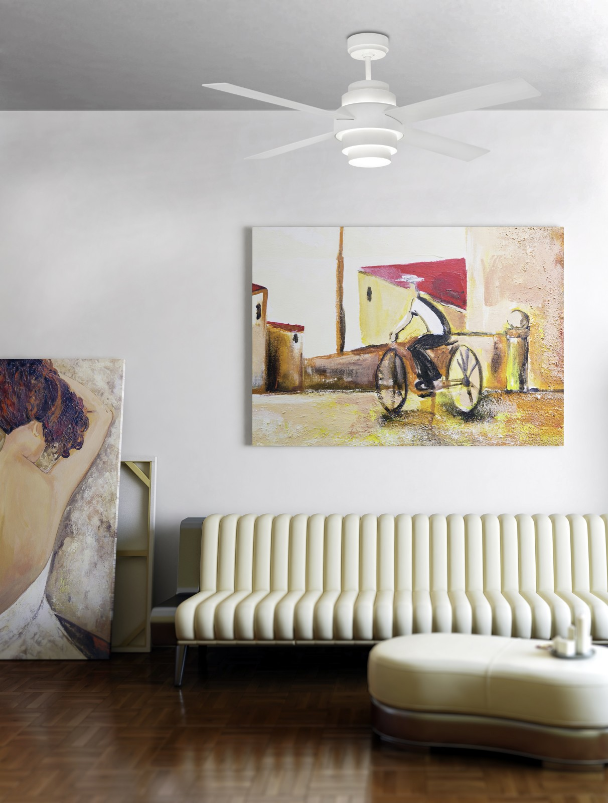 Wohnzimmer mit Kunstwerk einer Person auf einem Fahrrad, Sofa und Deckenventilator.