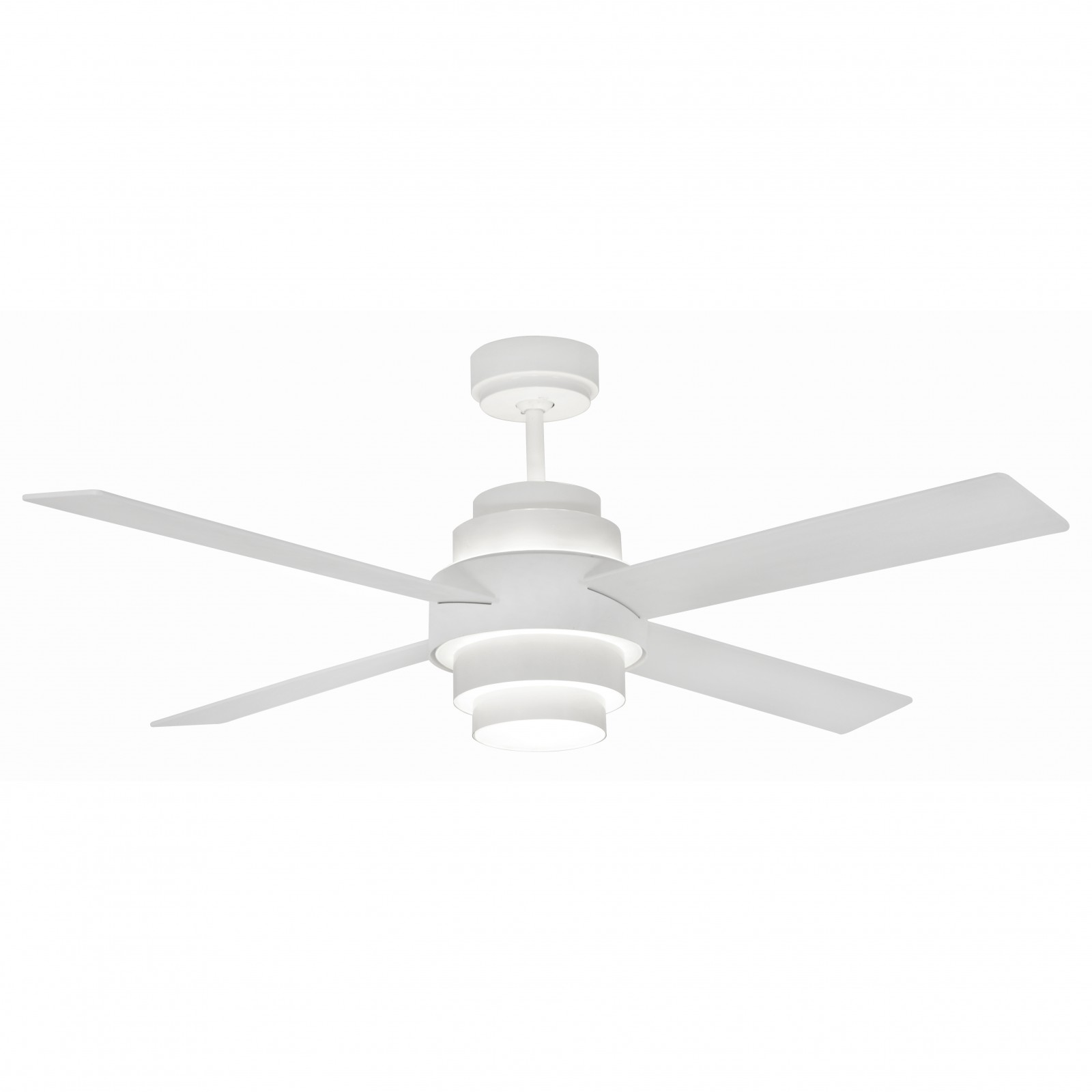 Ein weißer Deckenventilator mit vier Flügeln und einer zentralen Leuchte, alles vor weißem Hintergrund.