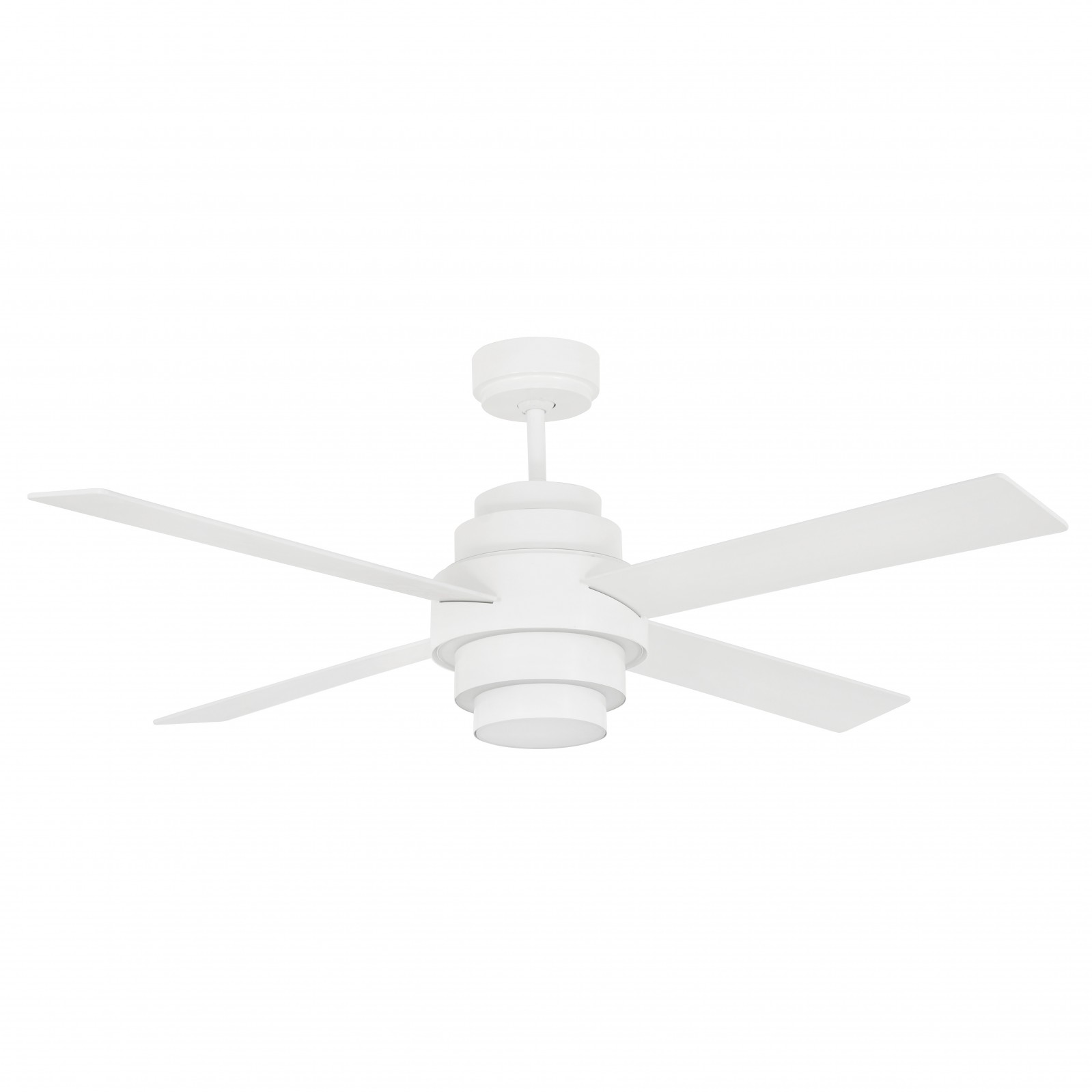 Ein weißer Deckenventilator mit vier Flügeln. Das zentrale Gehäuse hat ein geschichtetes Design. Weißer Hintergrund.